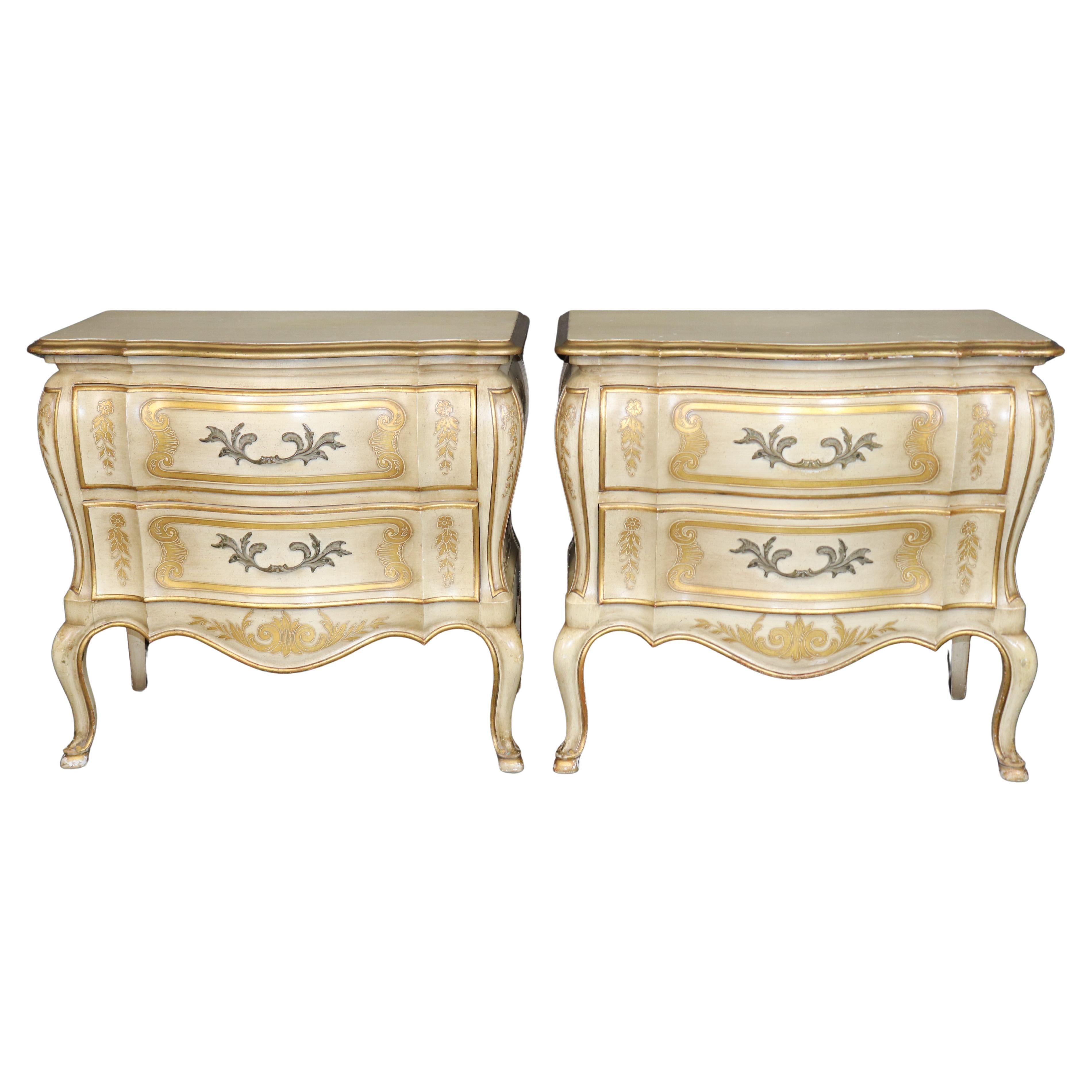 Coppia di comodini decorati in stile Luigi XV di John Widdicomb dipinti a crema