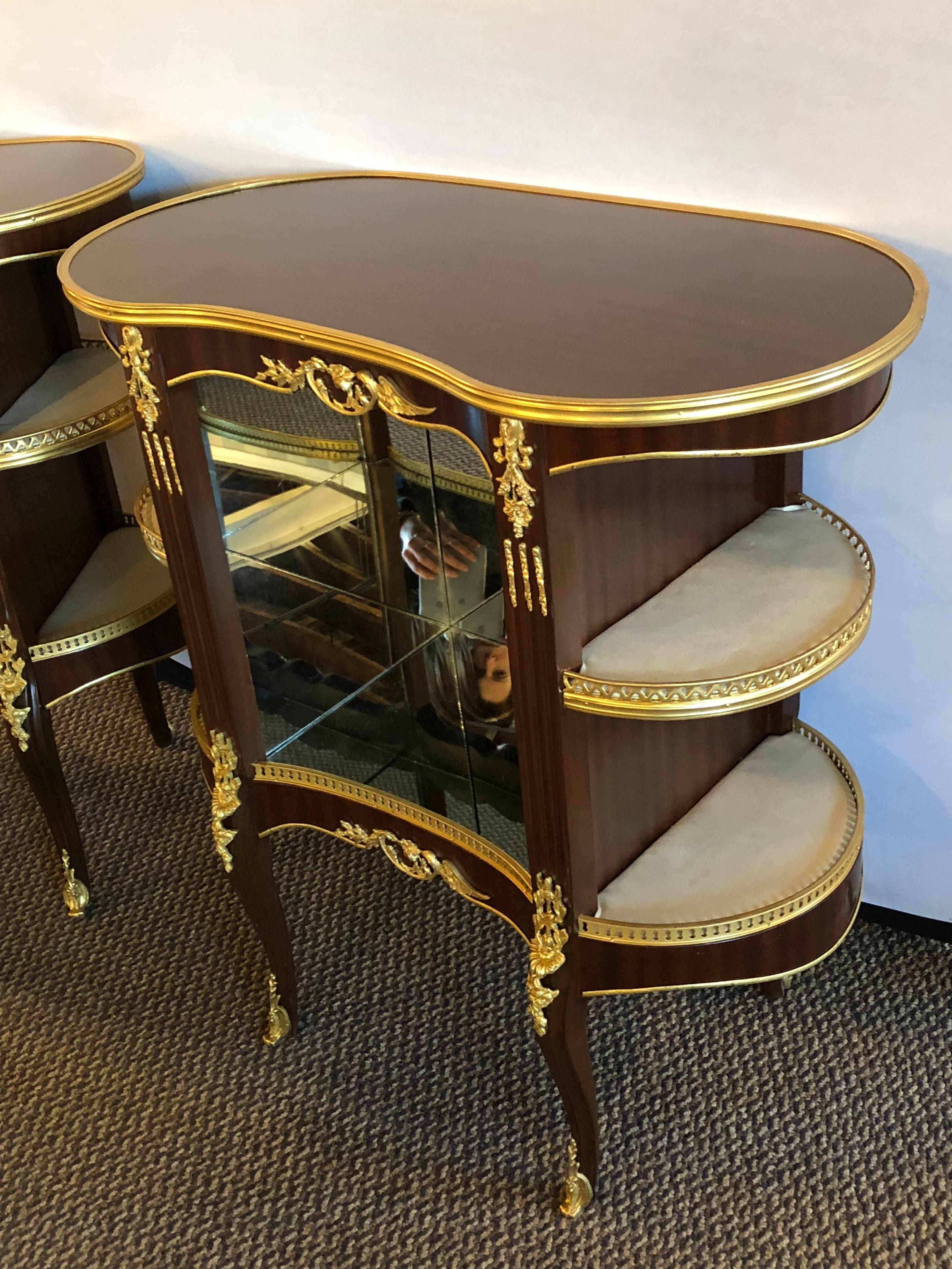 Pair of Louis XV Style Crotch Mahogany Vitrine Form End Tables or Night Tables In Good Condition In Stamford, CT