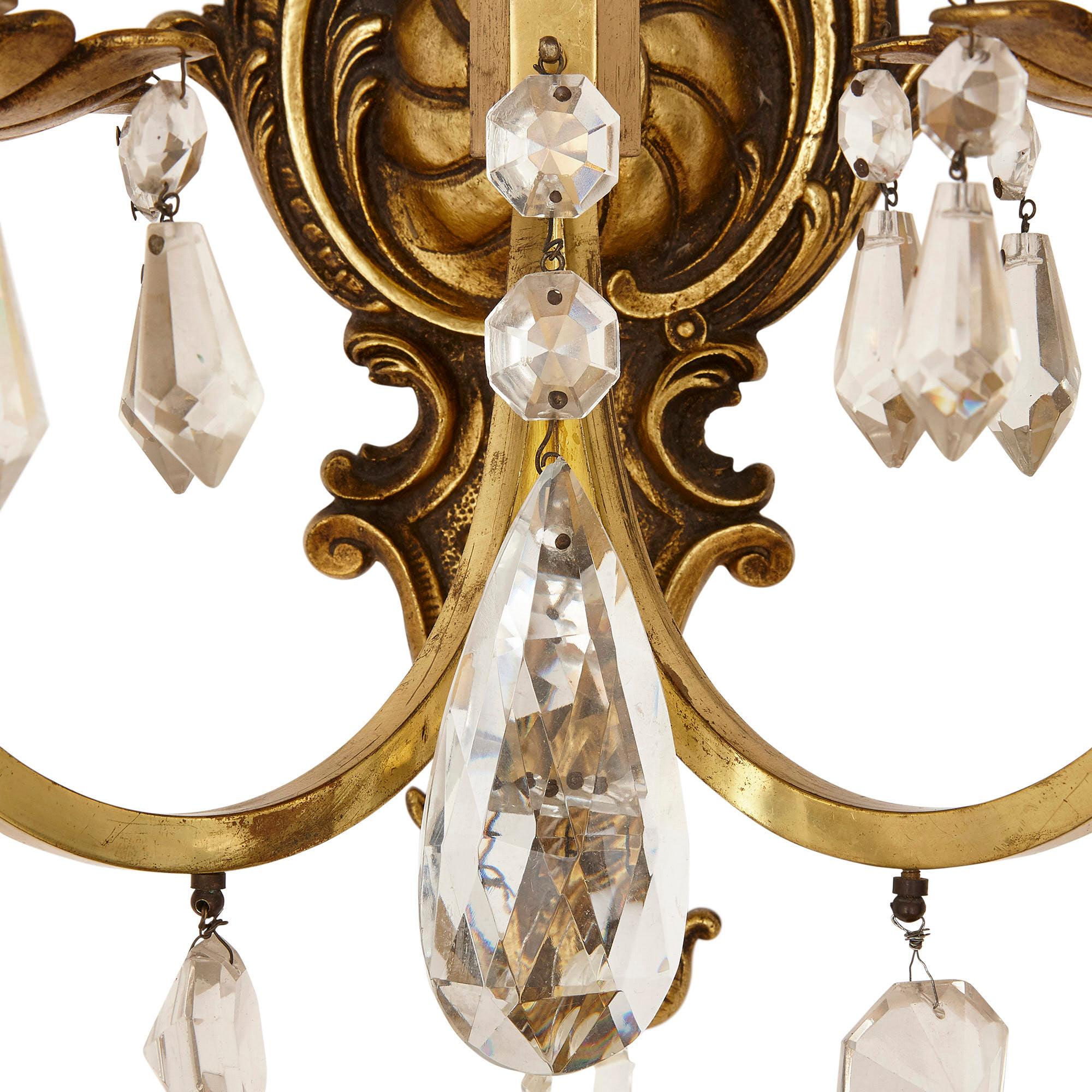 20ième siècle Paire d'appliques de style Louis XV en verre taillé en vente