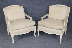 Par de sillones decorados con pintura envejecida al estilo Luis XV