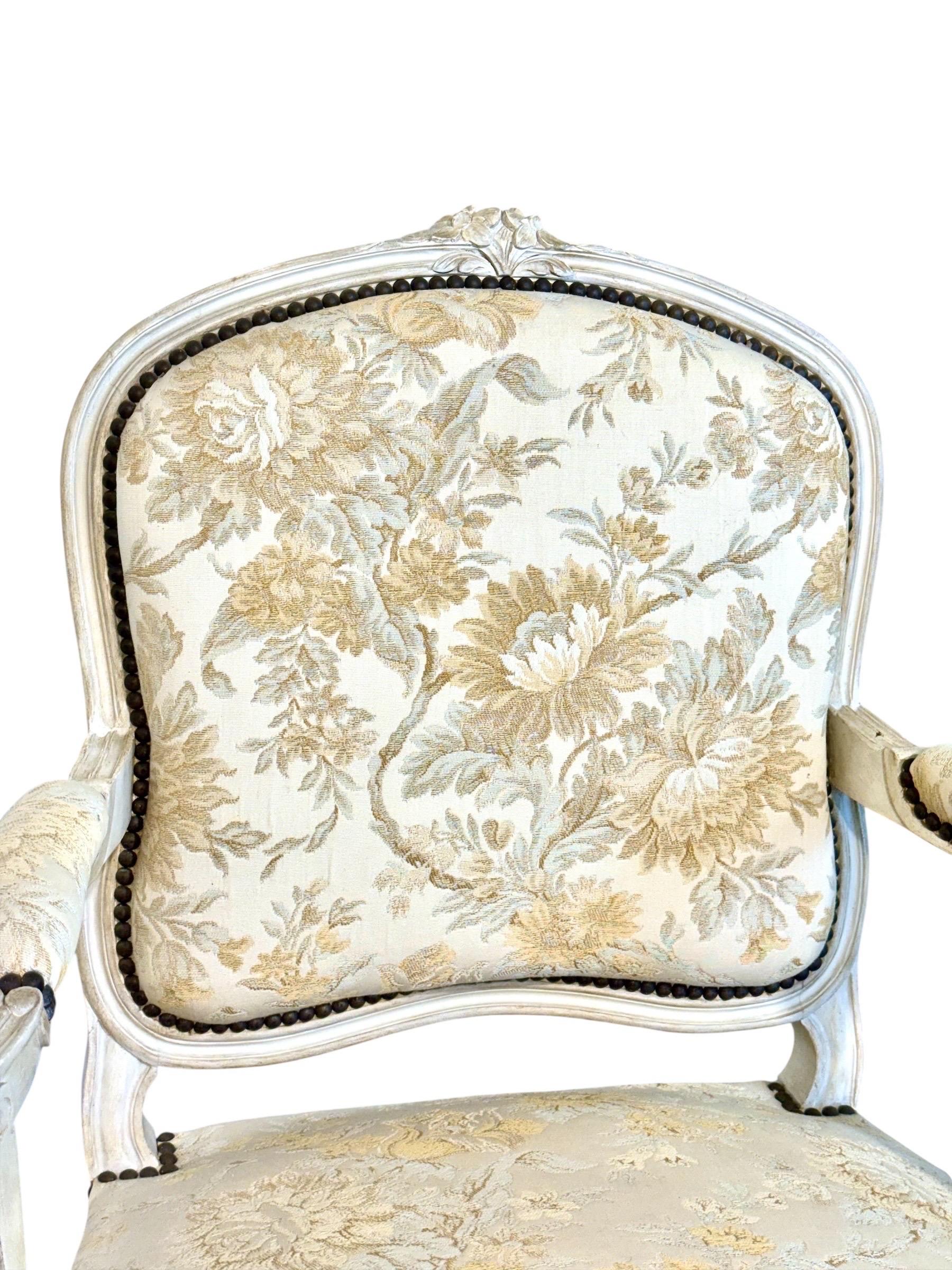 Questa raffinata coppia di fauteuils à dossier à la reine francese cattura l'eleganza e la maestria dello stile revival Luigi XV, risalente al XIX secolo. Le cornici in legno di faggio intagliato conservano la loro finitura laccata originale, ora