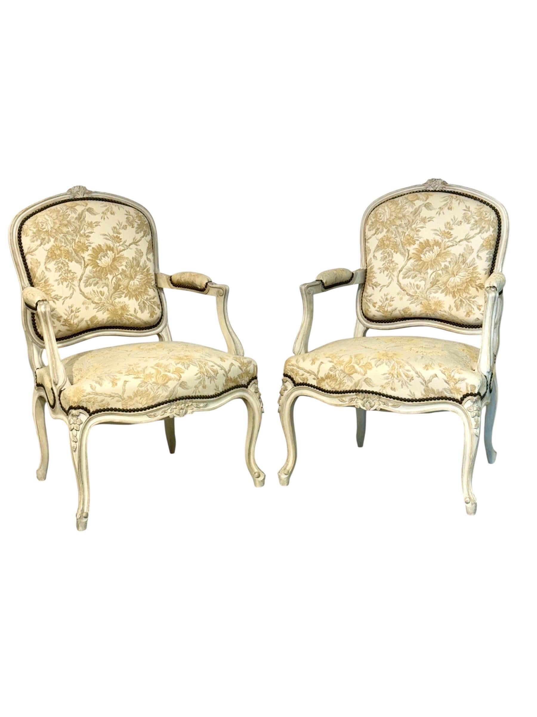 Coppia di  Poltrone "Fauteuils à la Reine" in stile Luigi XV, XIX secolo in vendita