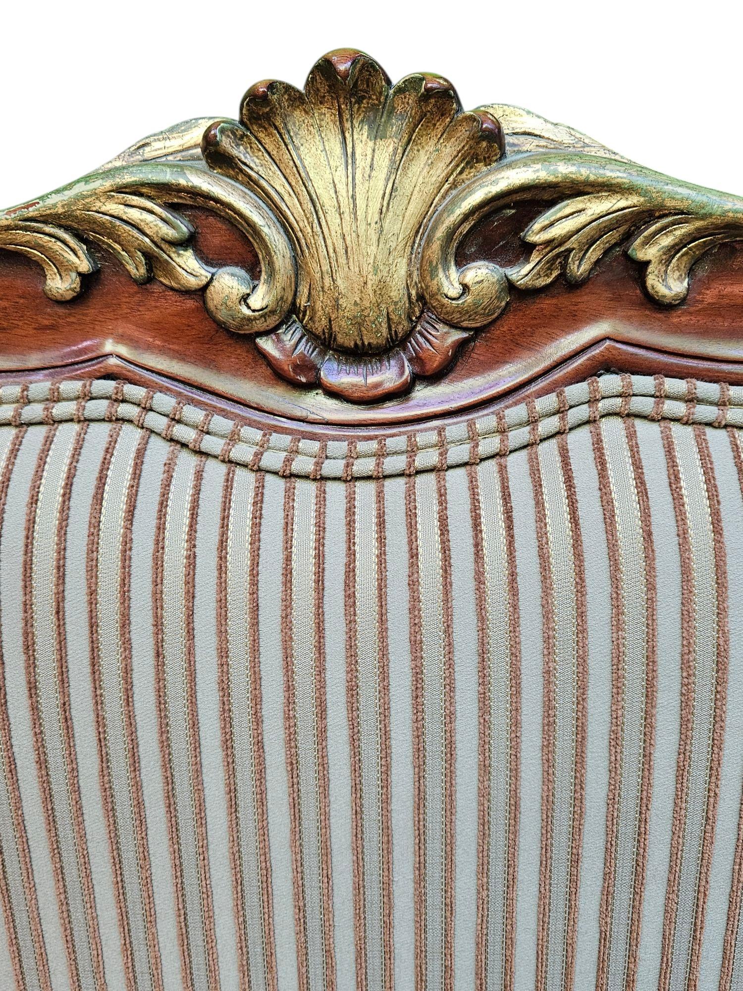 Un bonito par de  Fauteuils en Cabriolet Estilo Luis XV
Estas sillas son muy cómodas y están tapizadas a rayas
Fecha C1930