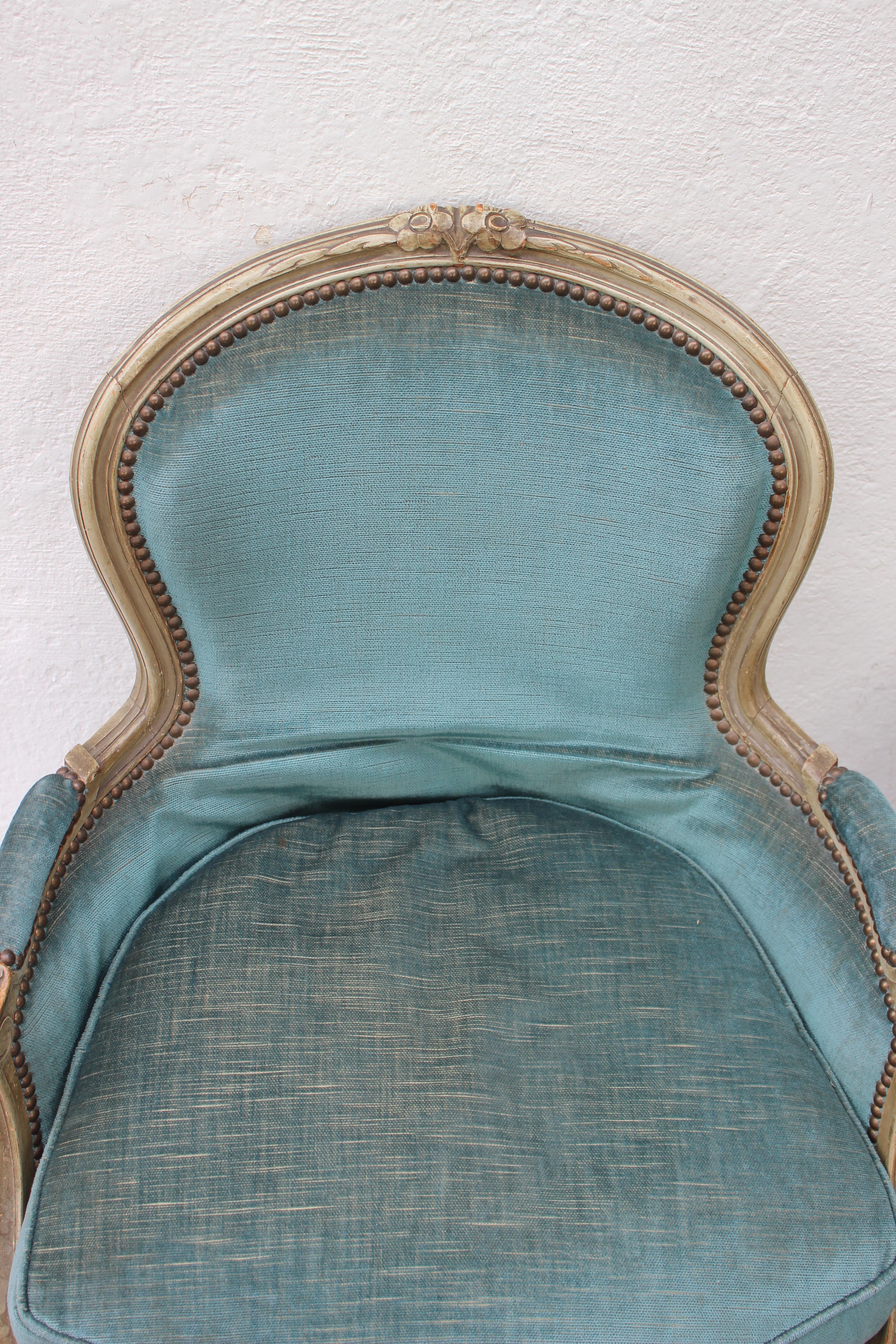 Zwei ungewöhnliche fünfbeinige geschnitzte und bemalte Bergère-Stühle im Stil Louis XV. 

Verkauft wie besehen:: mit Originalpolsterung. 

Maßnahmen: Sitzhöhe 18