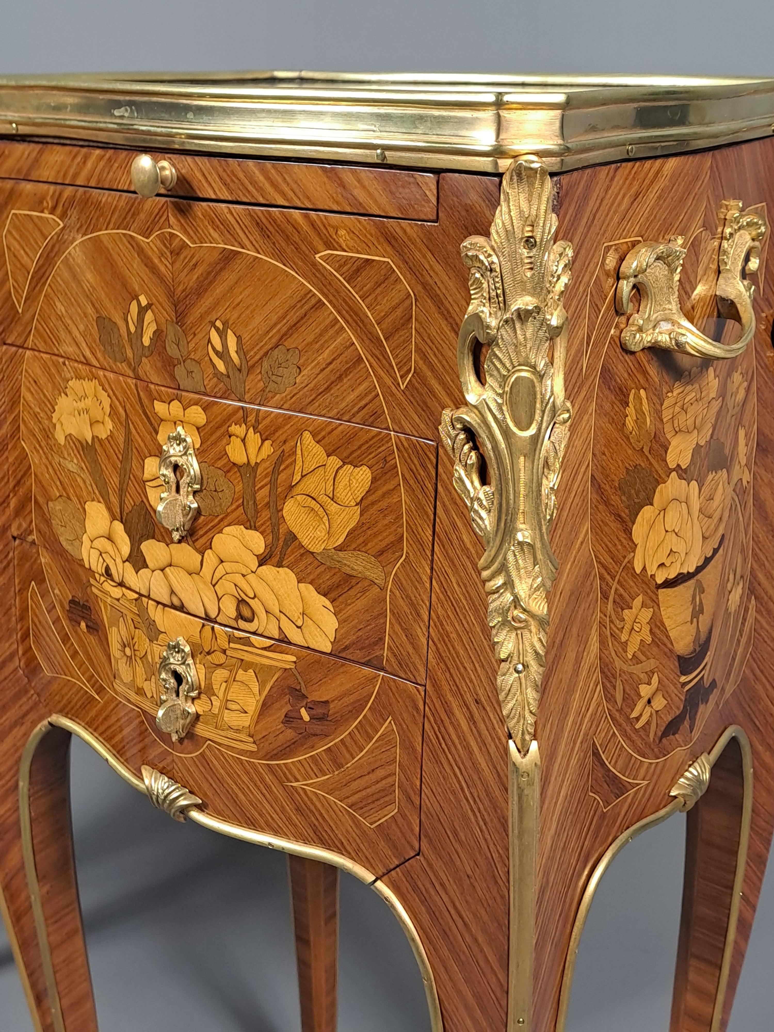Pair Of Louis XV Style Floral Marquetry And Gilt Bronze Side Tables en venta 2
