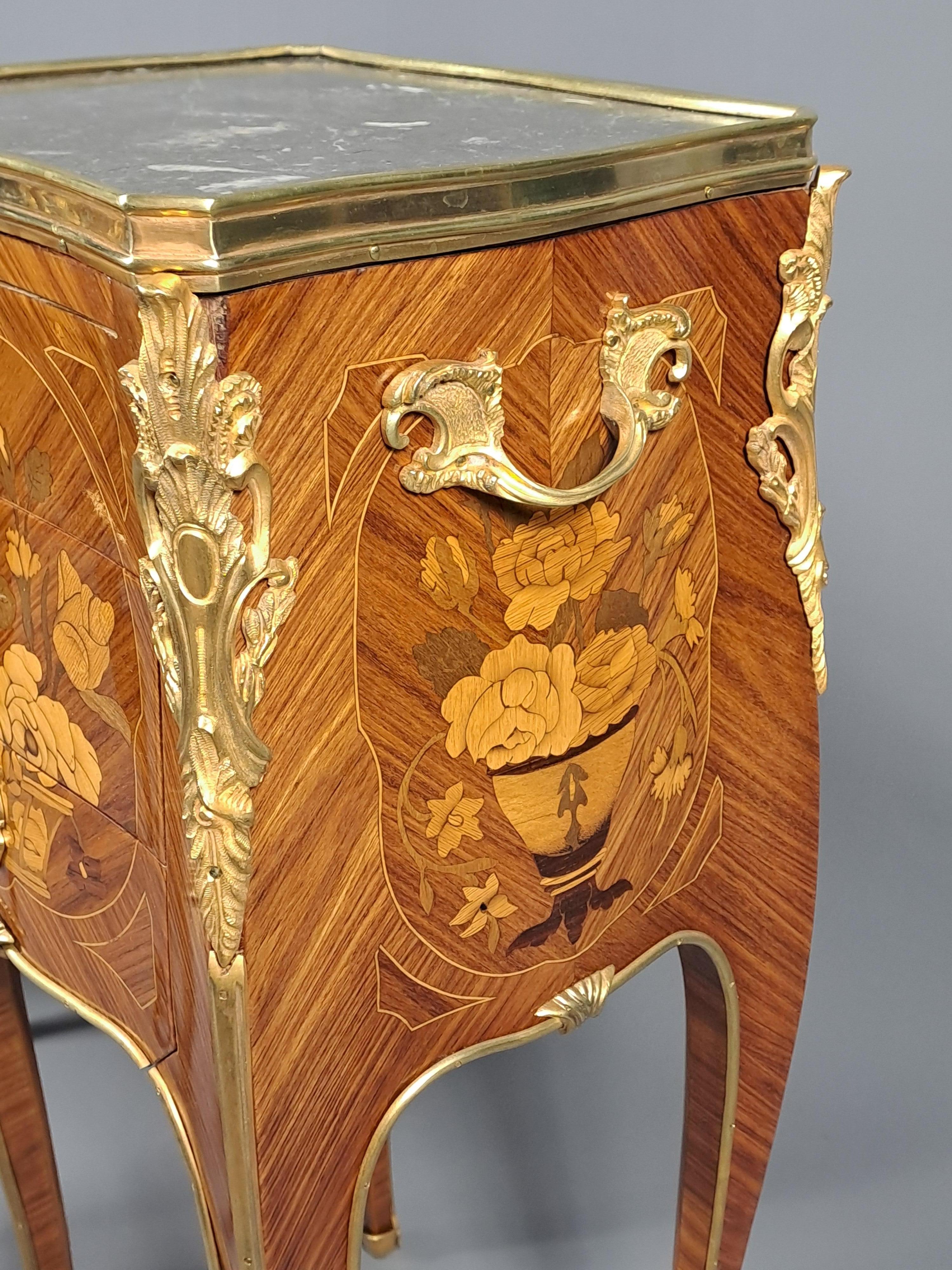 Pair Of Louis XV Style Floral Marquetry And Gilt Bronze Side Tables en venta 3