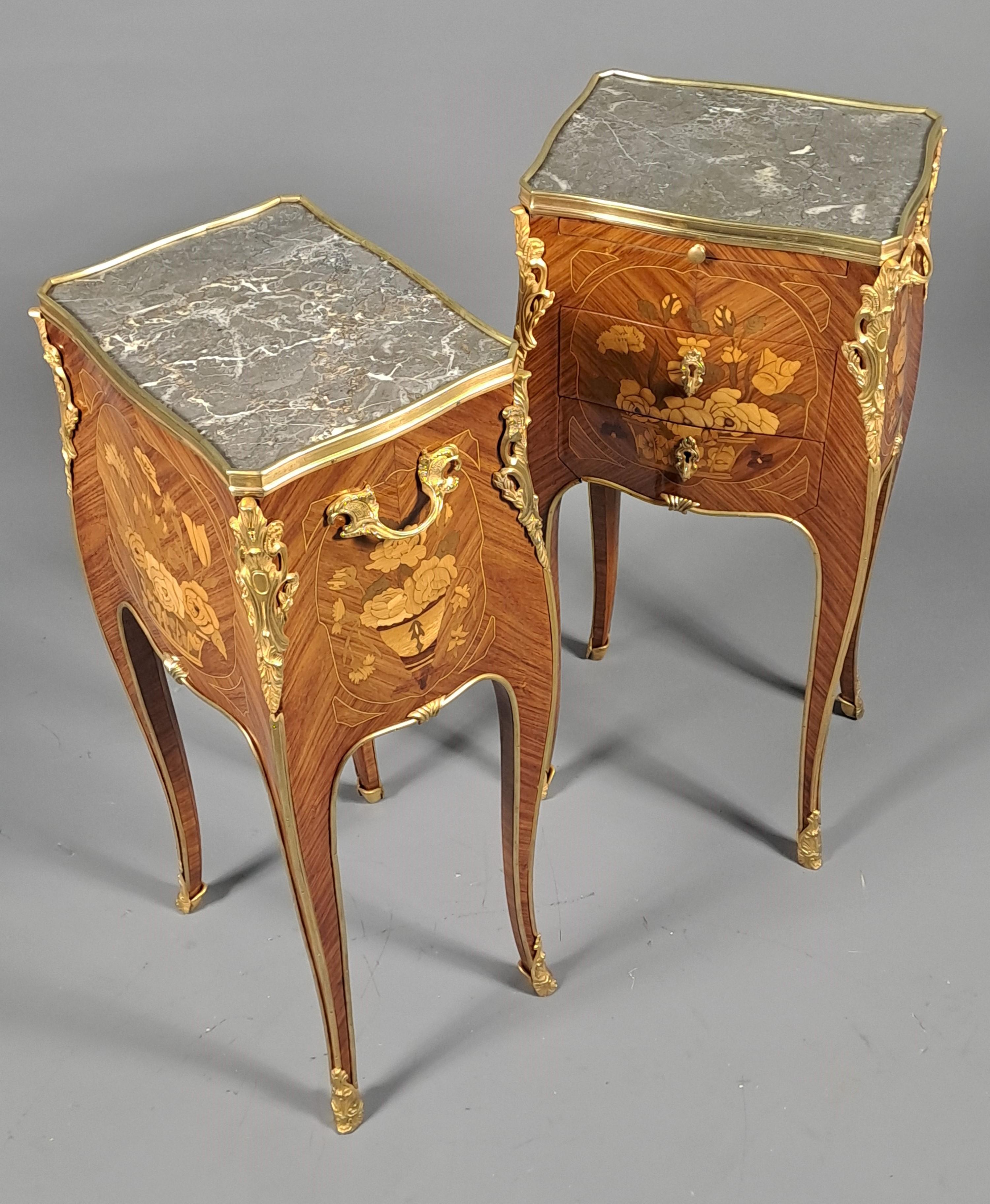 Pair Of Louis XV Style Floral Marquetry And Gilt Bronze Side Tables en venta 5