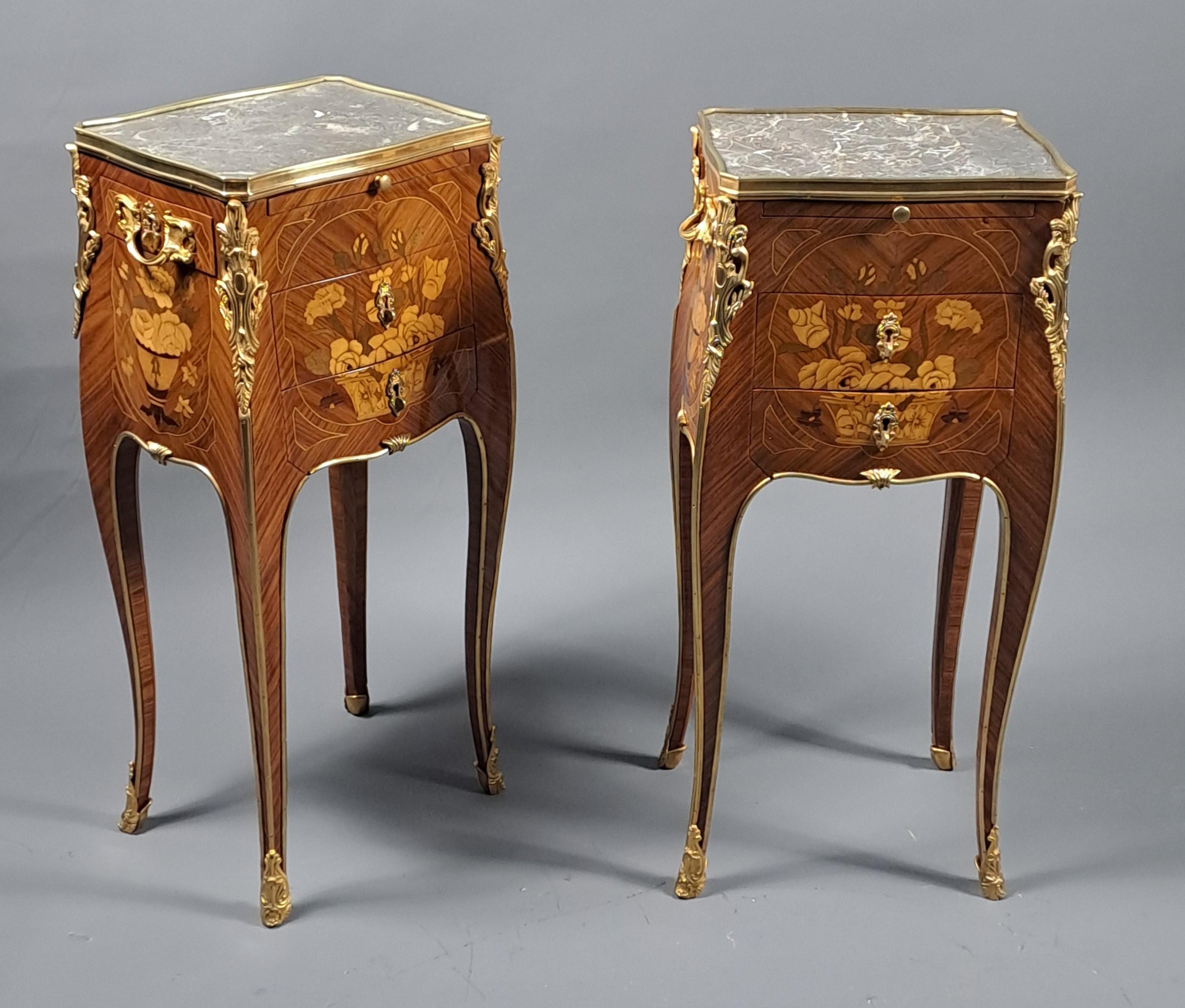 Pair Of Louis XV Style Floral Marquetry And Gilt Bronze Side Tables Luis XV en venta
