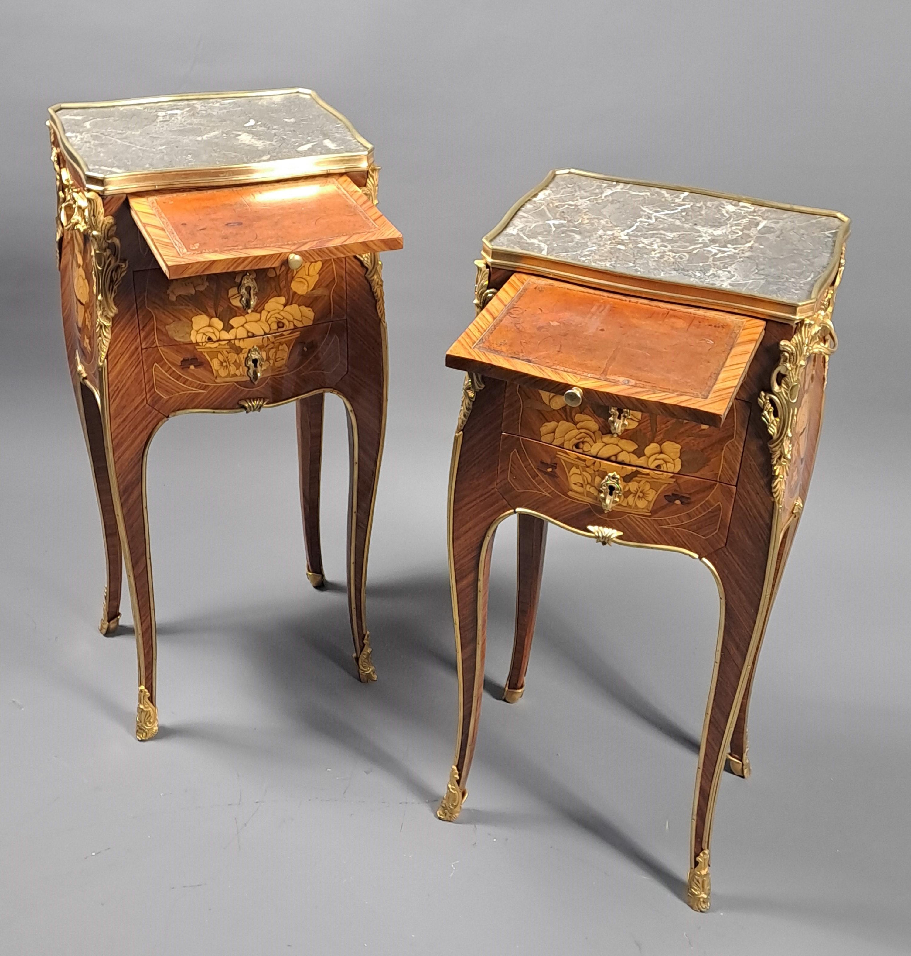 Pair Of Louis XV Style Floral Marquetry And Gilt Bronze Side Tables Dorado en venta