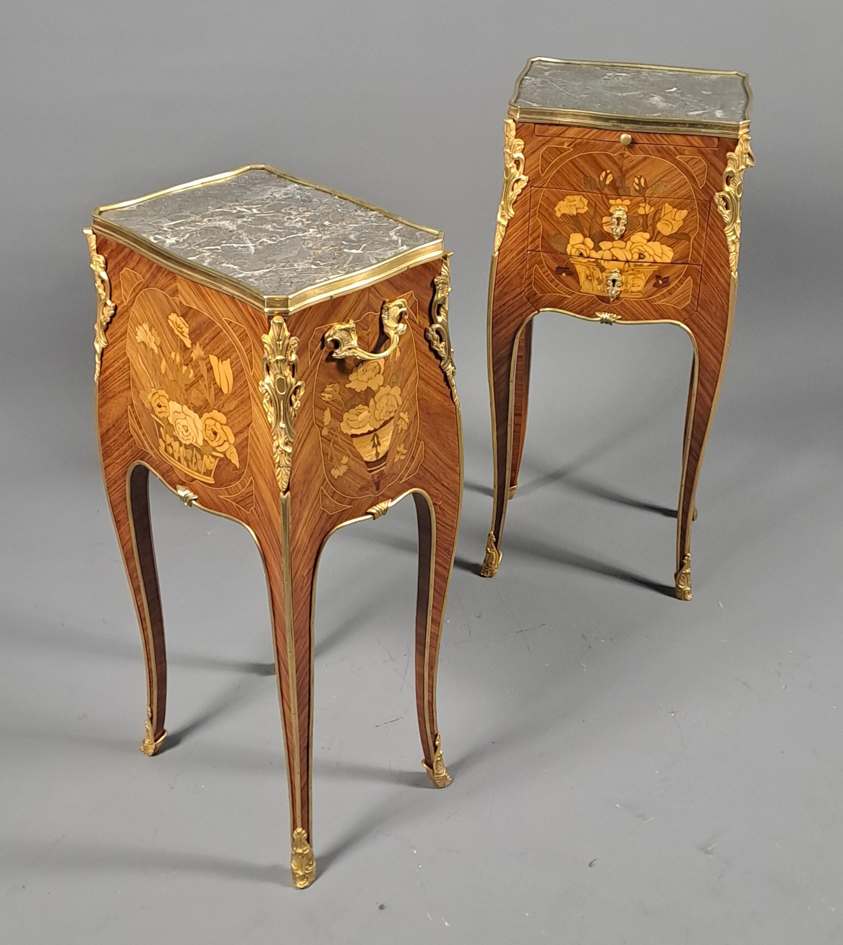 Pair Of Louis XV Style Floral Marquetry And Gilt Bronze Side Tables en Excelente estado para la venta en BARSAC, FR