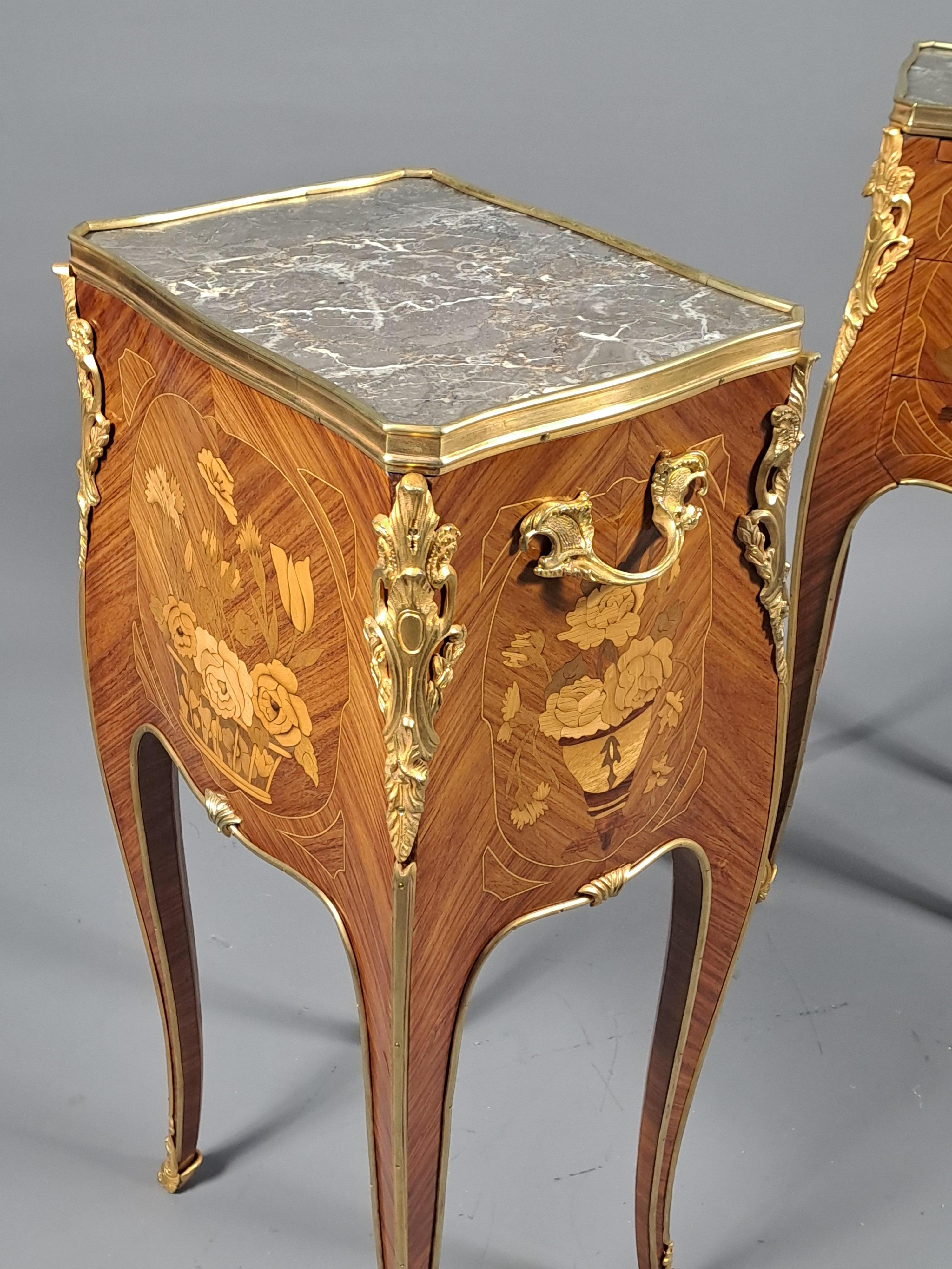 Pair Of Louis XV Style Floral Marquetry And Gilt Bronze Side Tables siglo XIX en venta