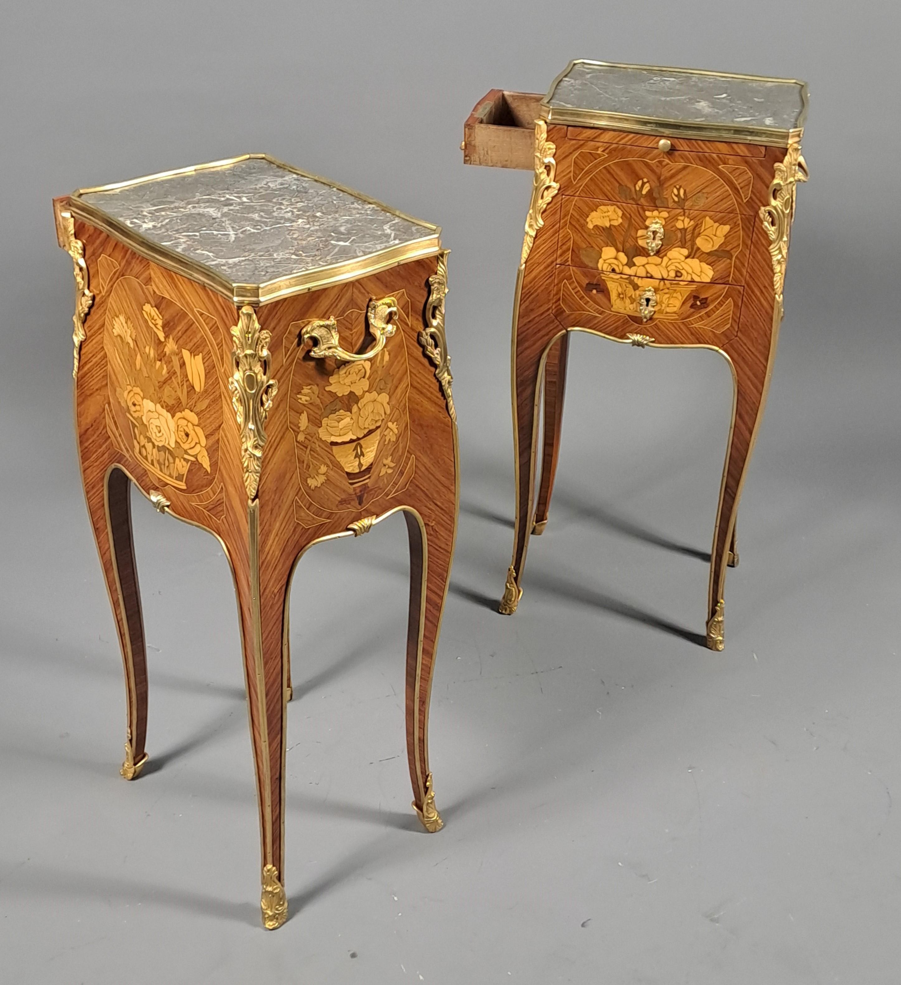 Pair Of Louis XV Style Floral Marquetry And Gilt Bronze Side Tables Bronce en venta