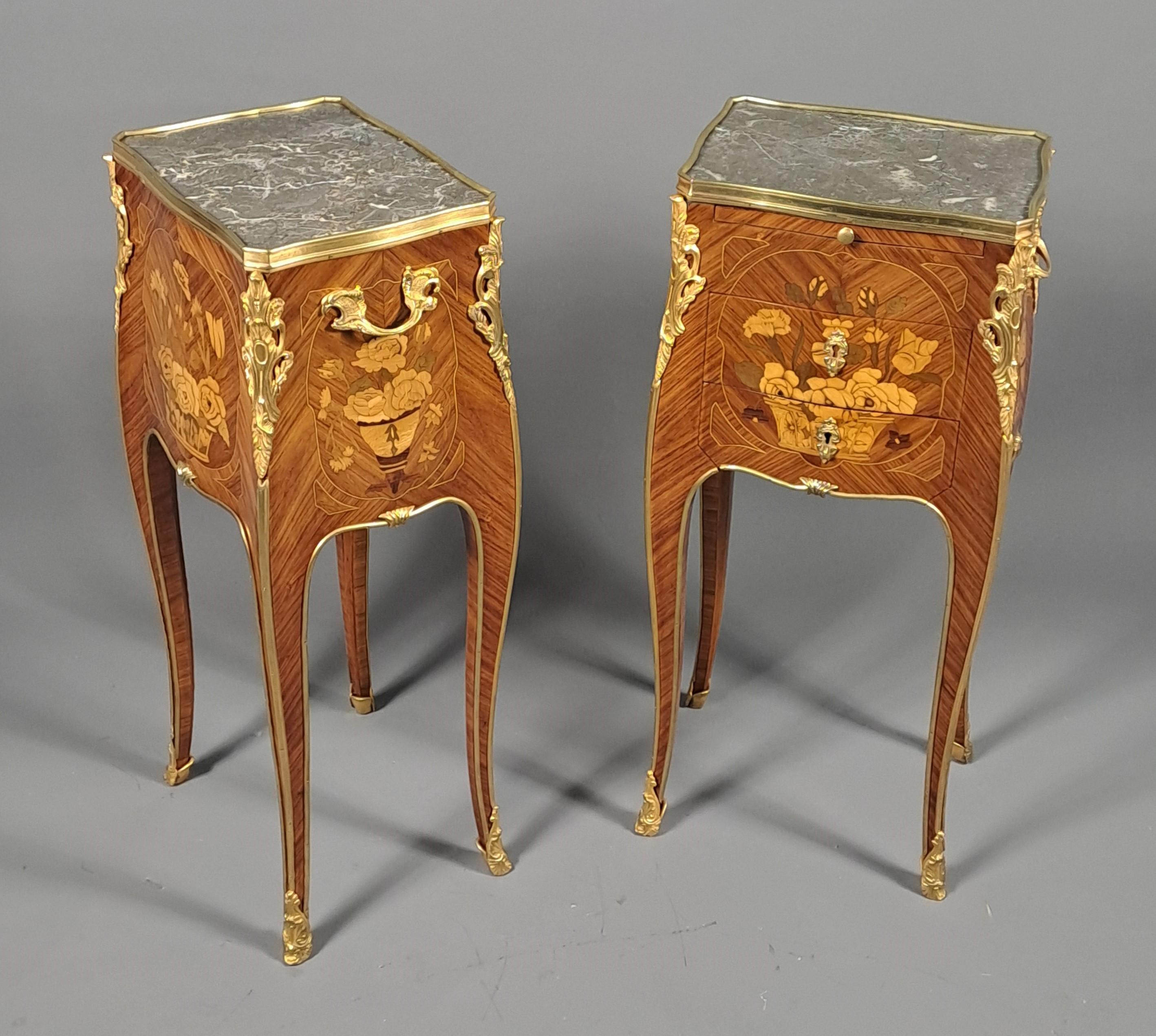 Pair Of Louis XV Style Floral Marquetry And Gilt Bronze Side Tables en venta 1