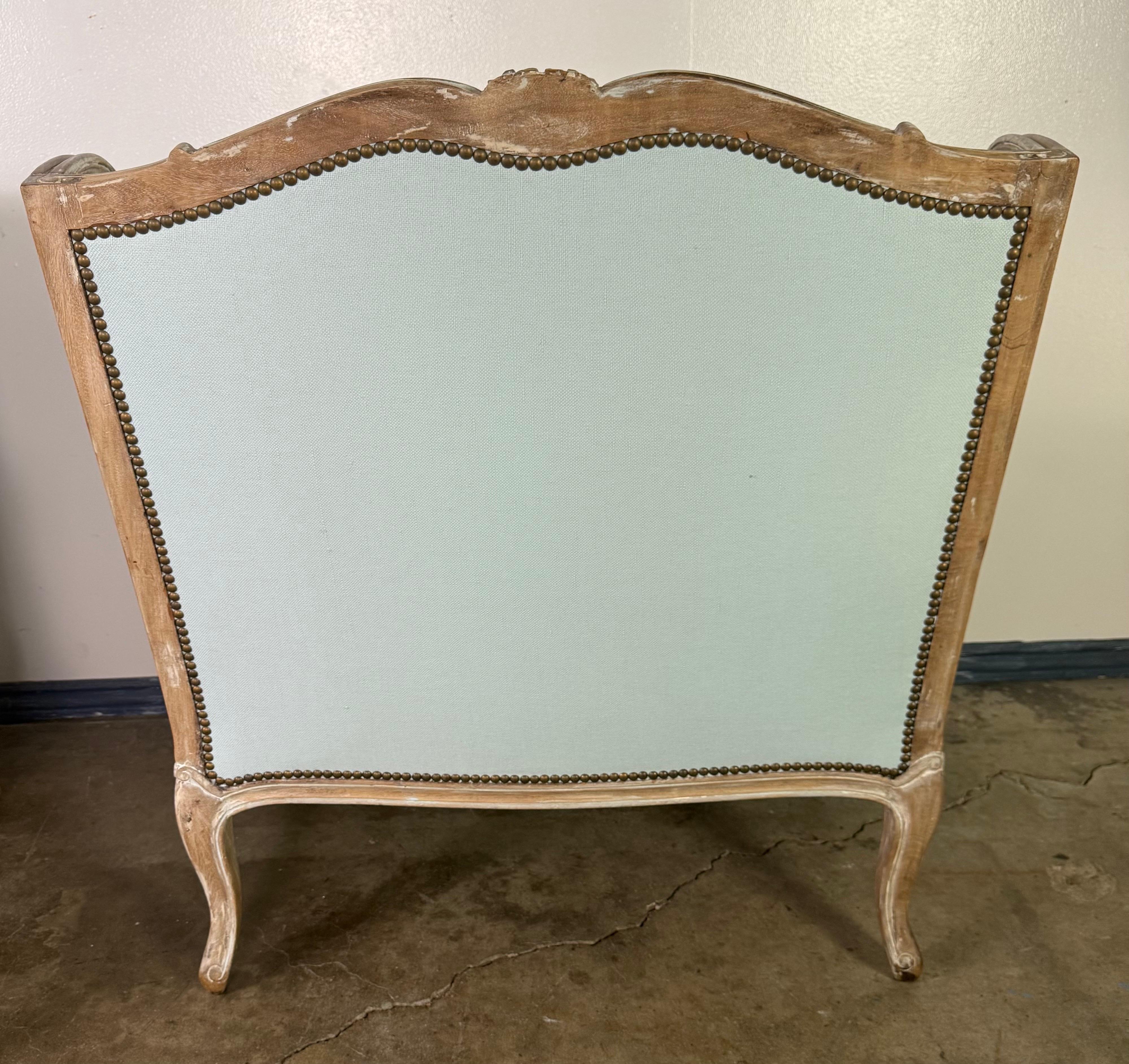 Pareja de Bergères Francesas Estilo Luis XV - Lino Azul Pálido en venta 7