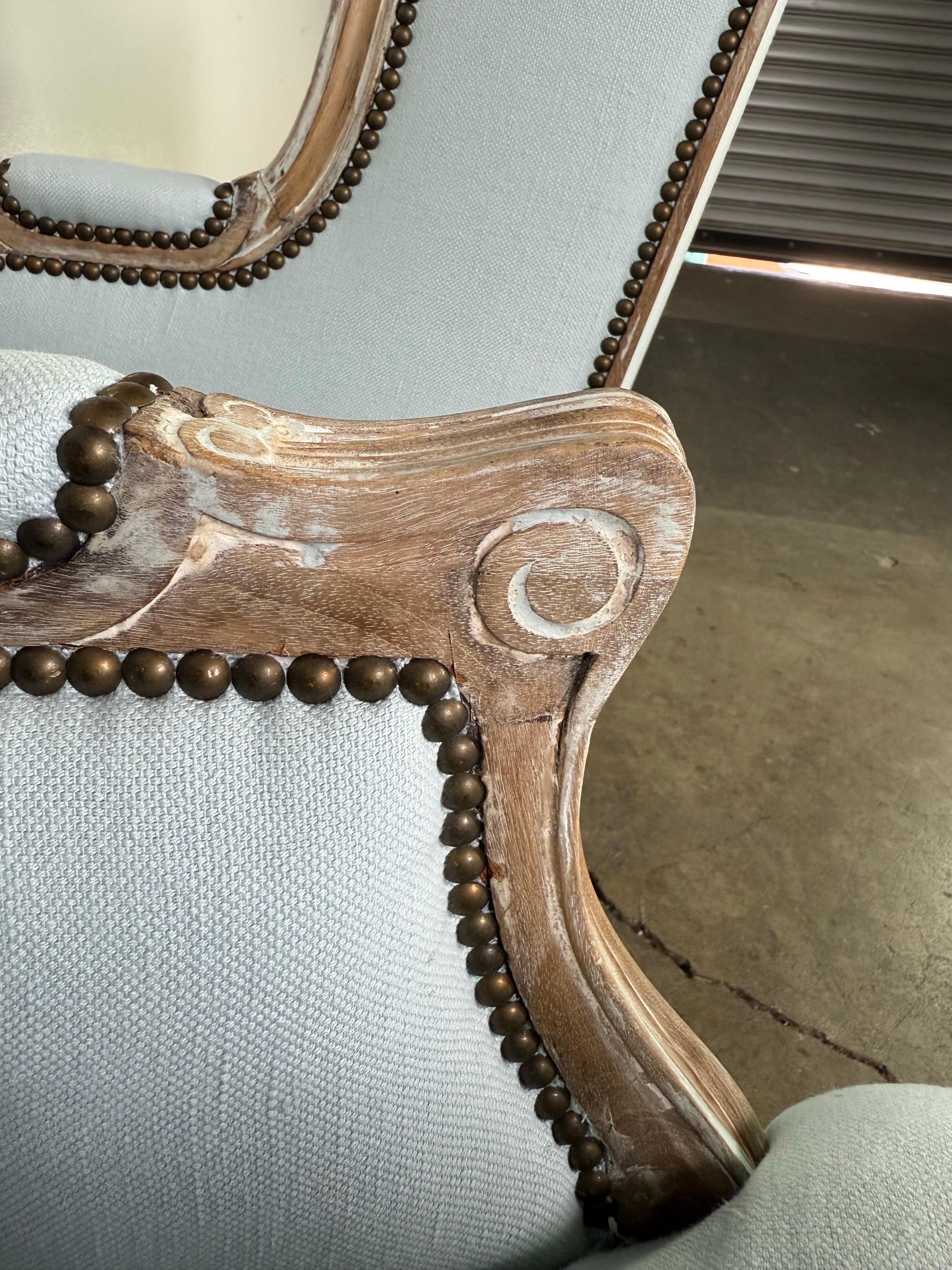 Pareja de Bergères Francesas Estilo Luis XV - Lino Azul Pálido en venta 9