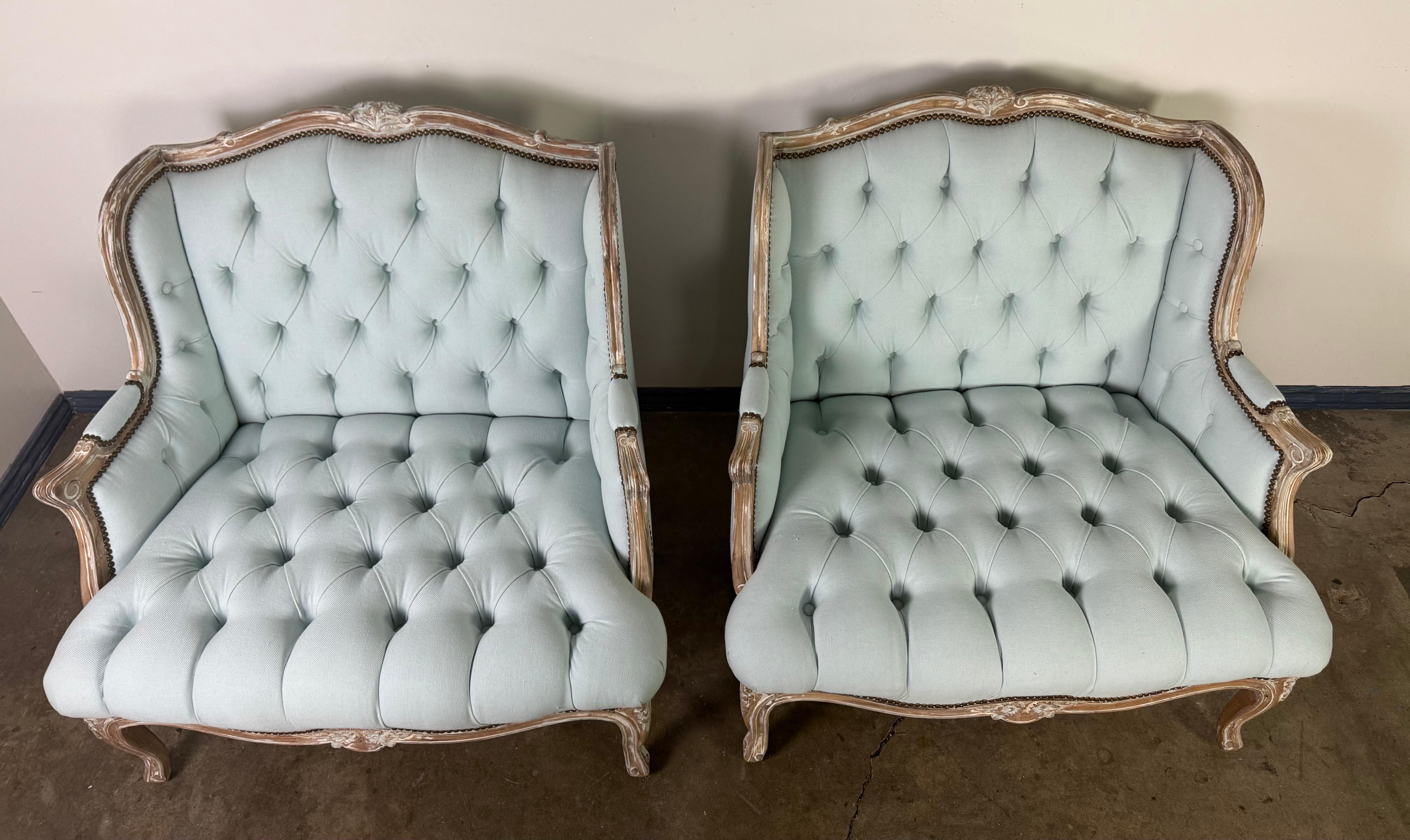 Pareja de Bergères Francesas Estilo Luis XV - Lino Azul Pálido Francés en venta