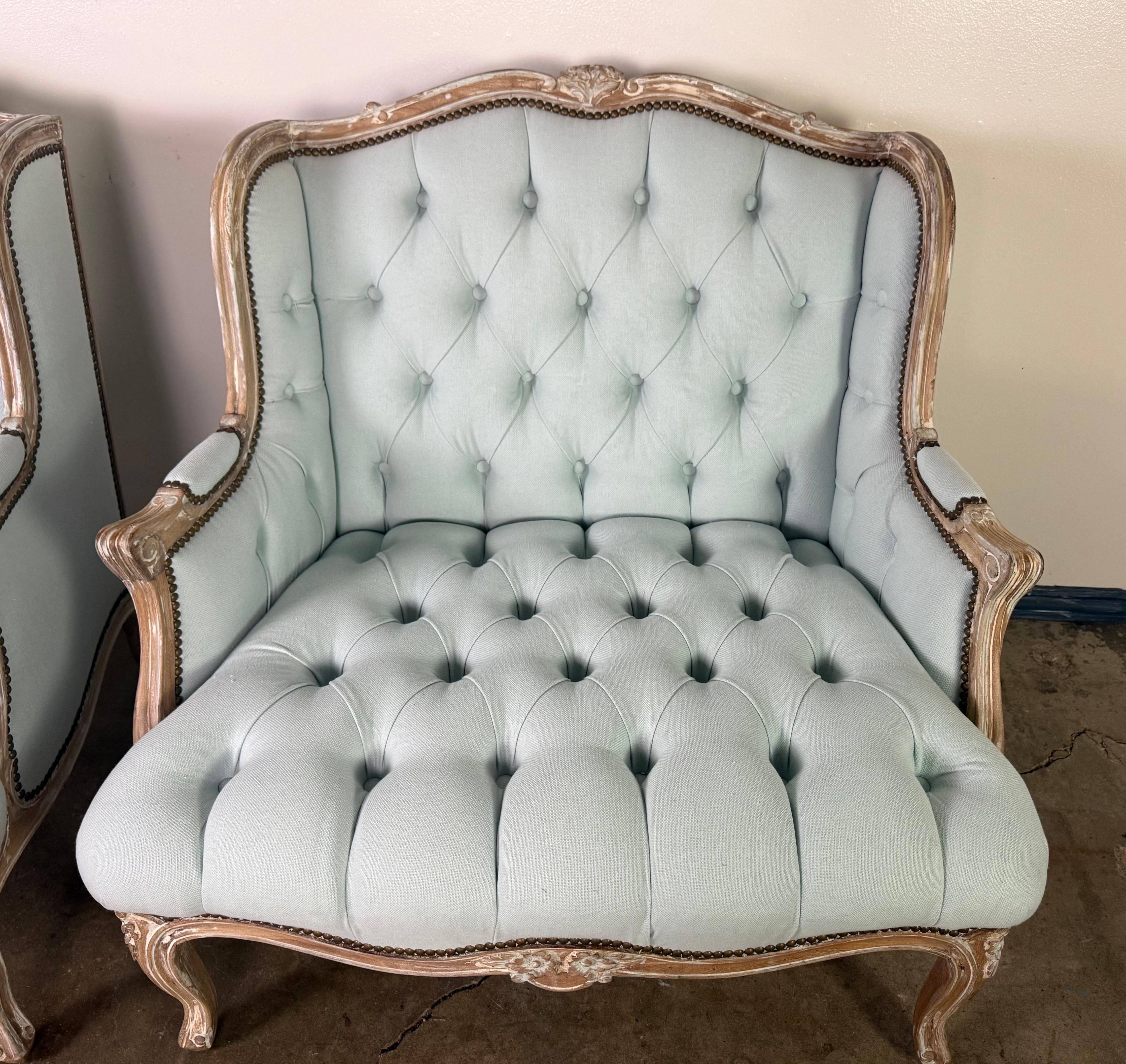 Pareja de Bergères Francesas Estilo Luis XV - Lino Azul Pálido en venta 1