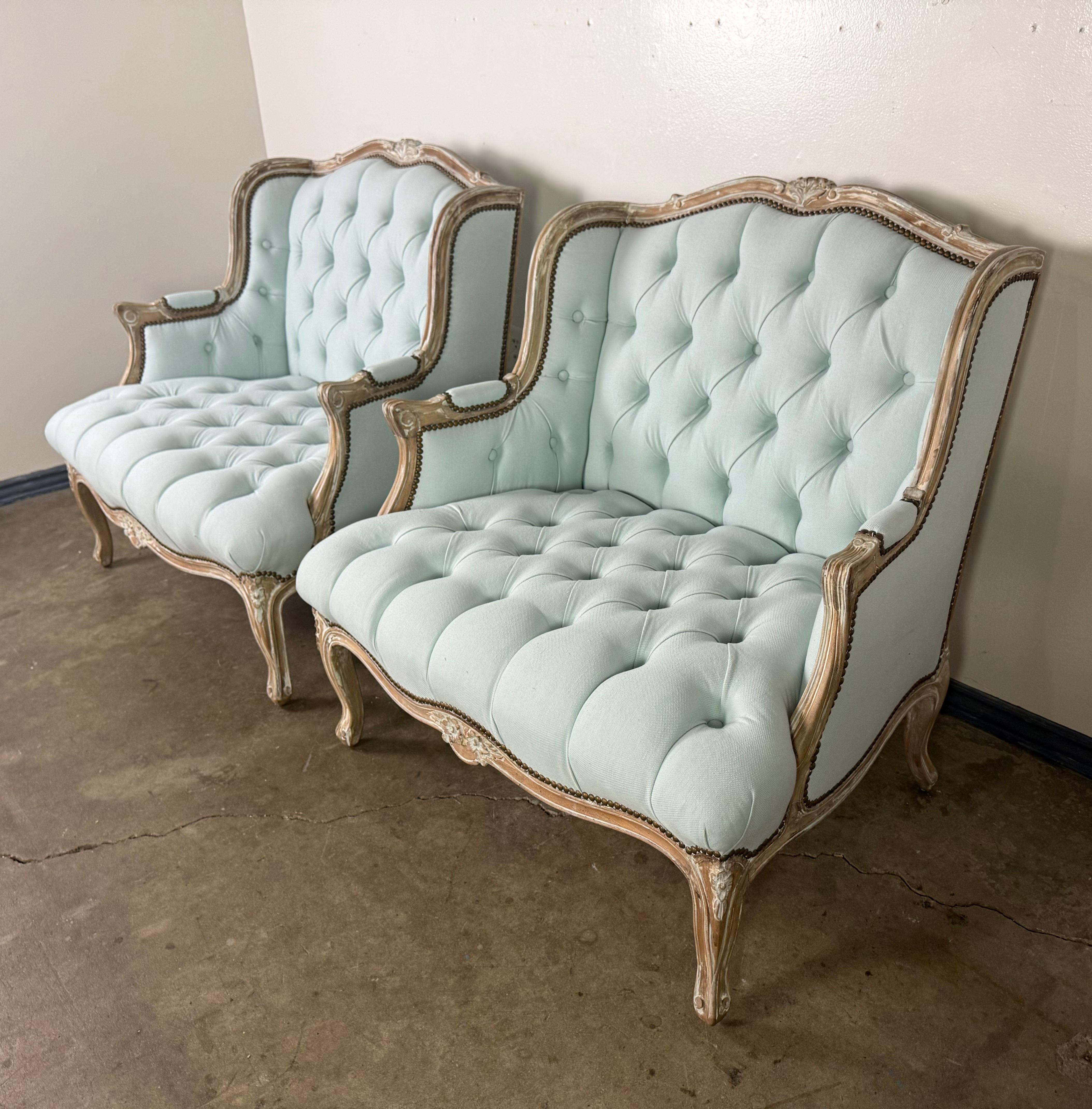 Pareja de Bergères Francesas Estilo Luis XV - Lino Azul Pálido en venta 2