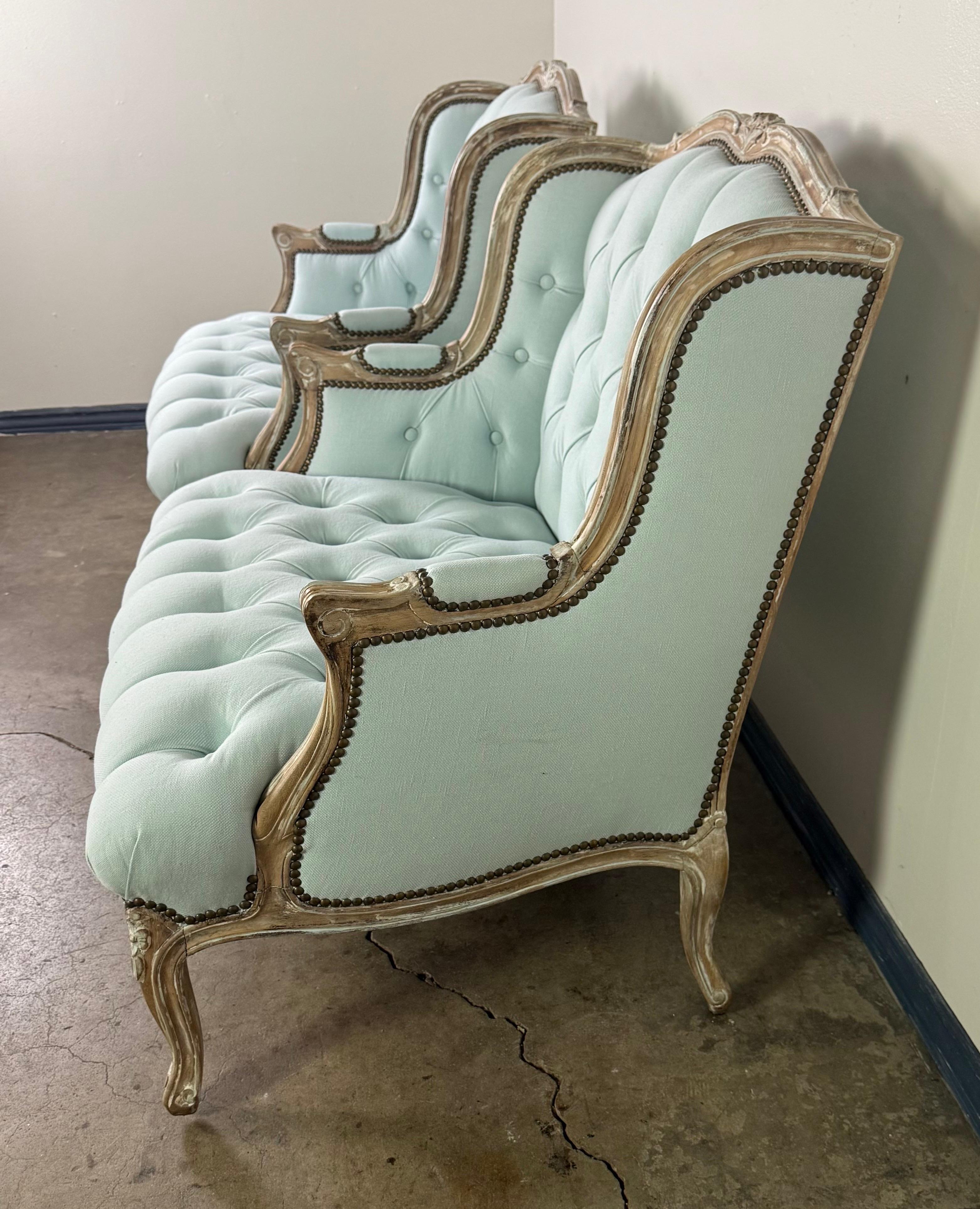 Pareja de Bergères Francesas Estilo Luis XV - Lino Azul Pálido en venta 3