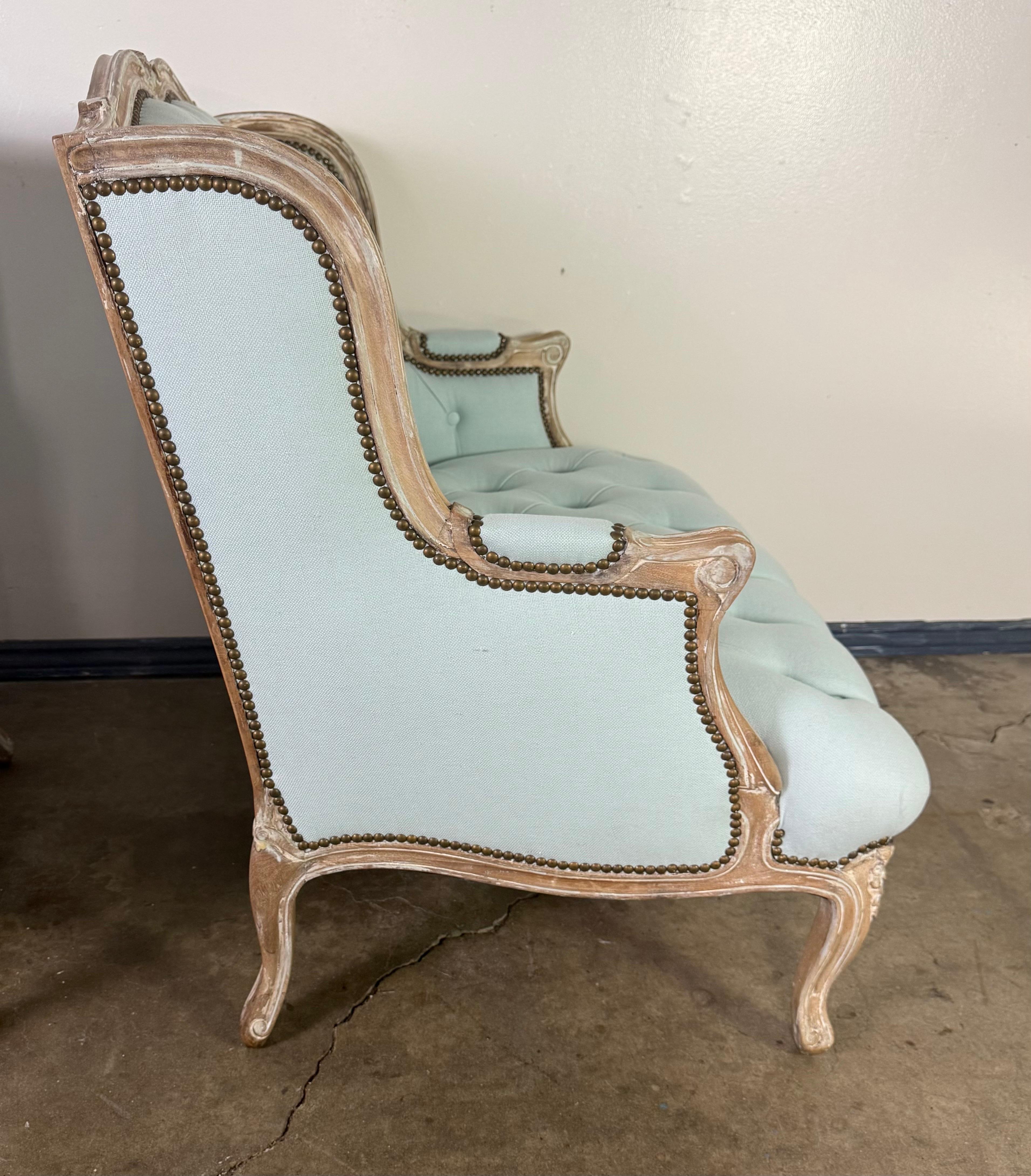 Pareja de Bergères Francesas Estilo Luis XV - Lino Azul Pálido en venta 4