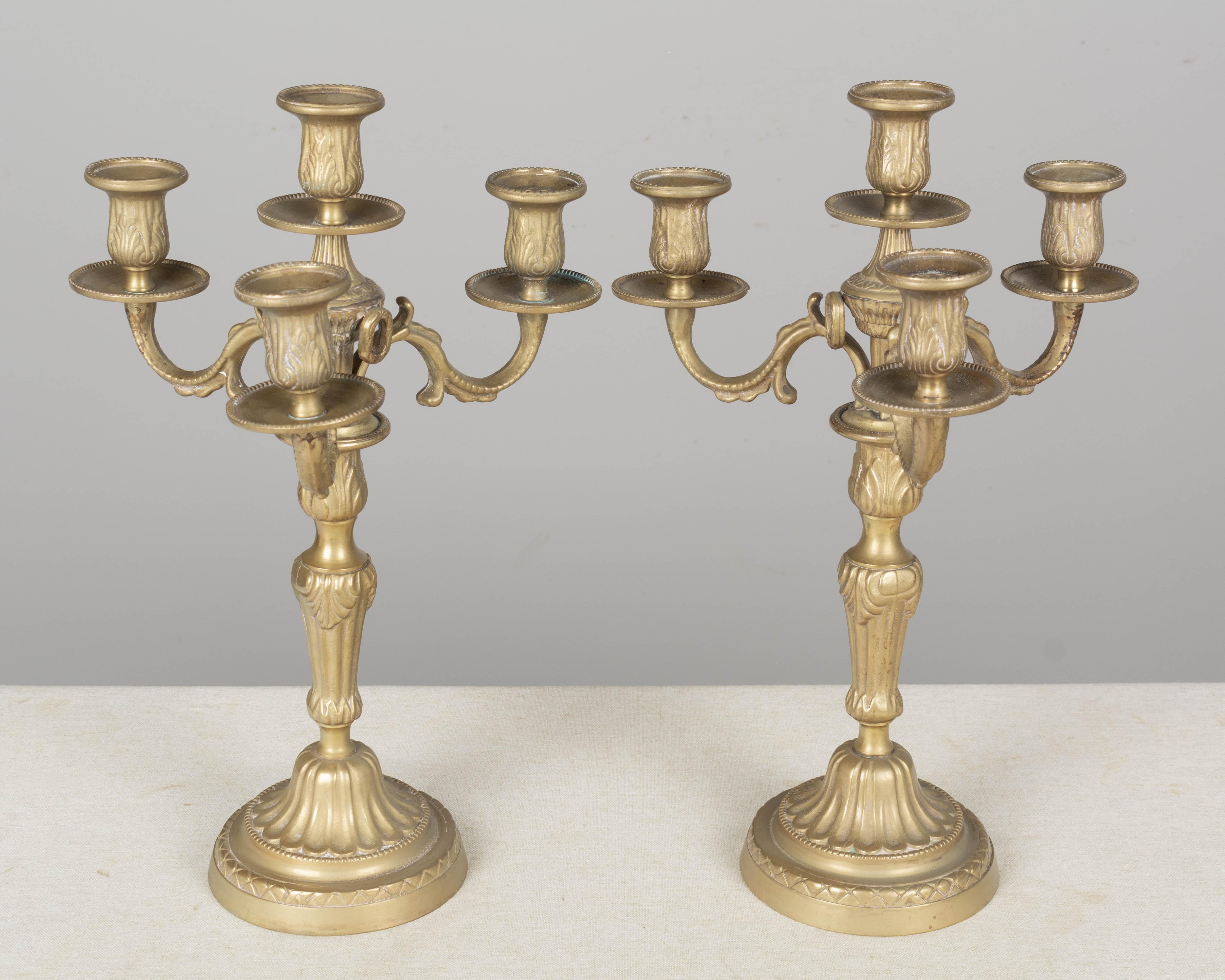 Ein Paar französische Messingkandelaber im Louis XV-Stil mit vier Kerzenschalen und schönen Gussdetails.
Maße: 25.75