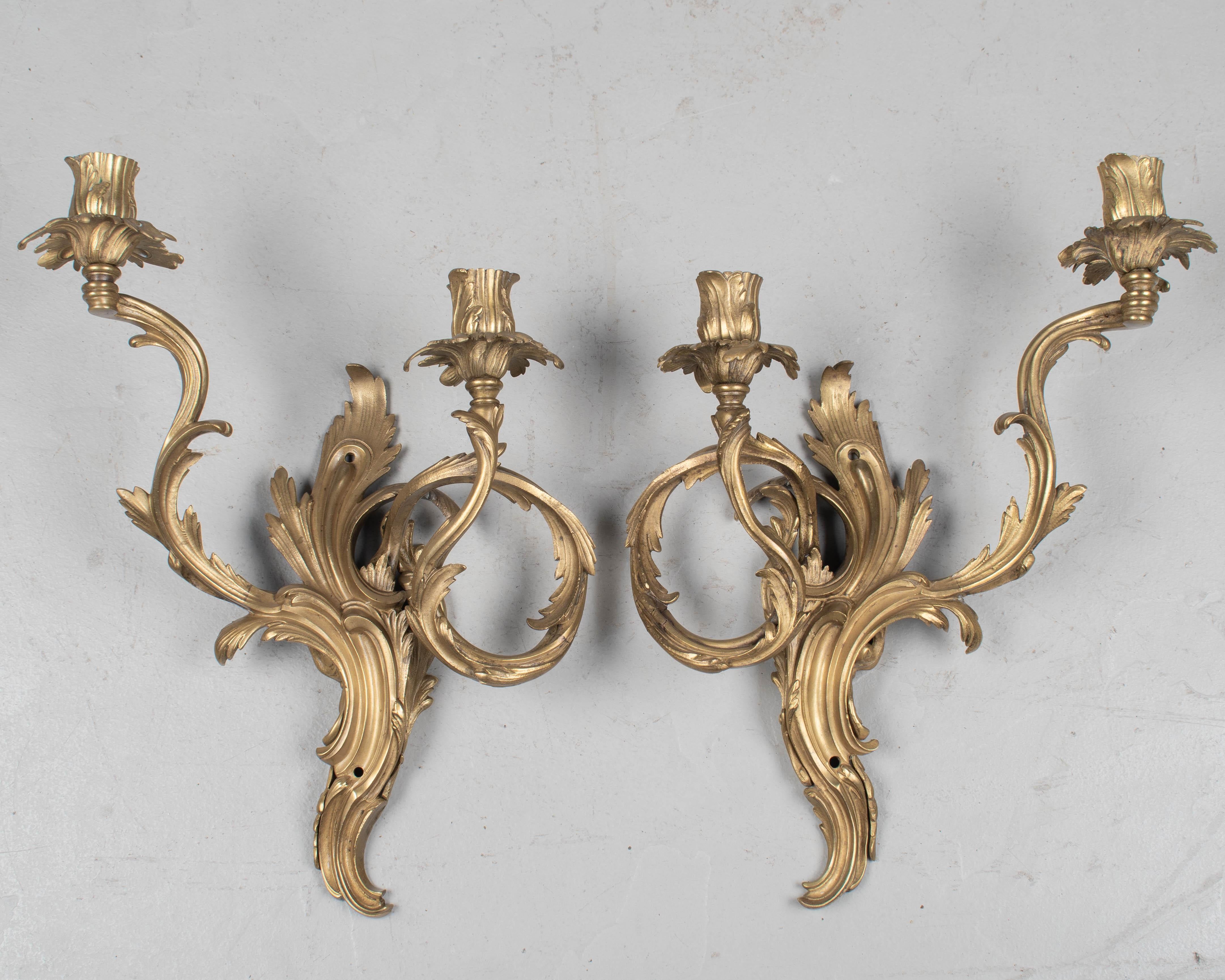 Coppia di applique francesi a due luci in bronzo fuso in stile Luigi XV. Una fusione di buona qualità con patina originale. Non cablato, da utilizzare con le candele. Circa 1900-1920
Dimensioni: 10