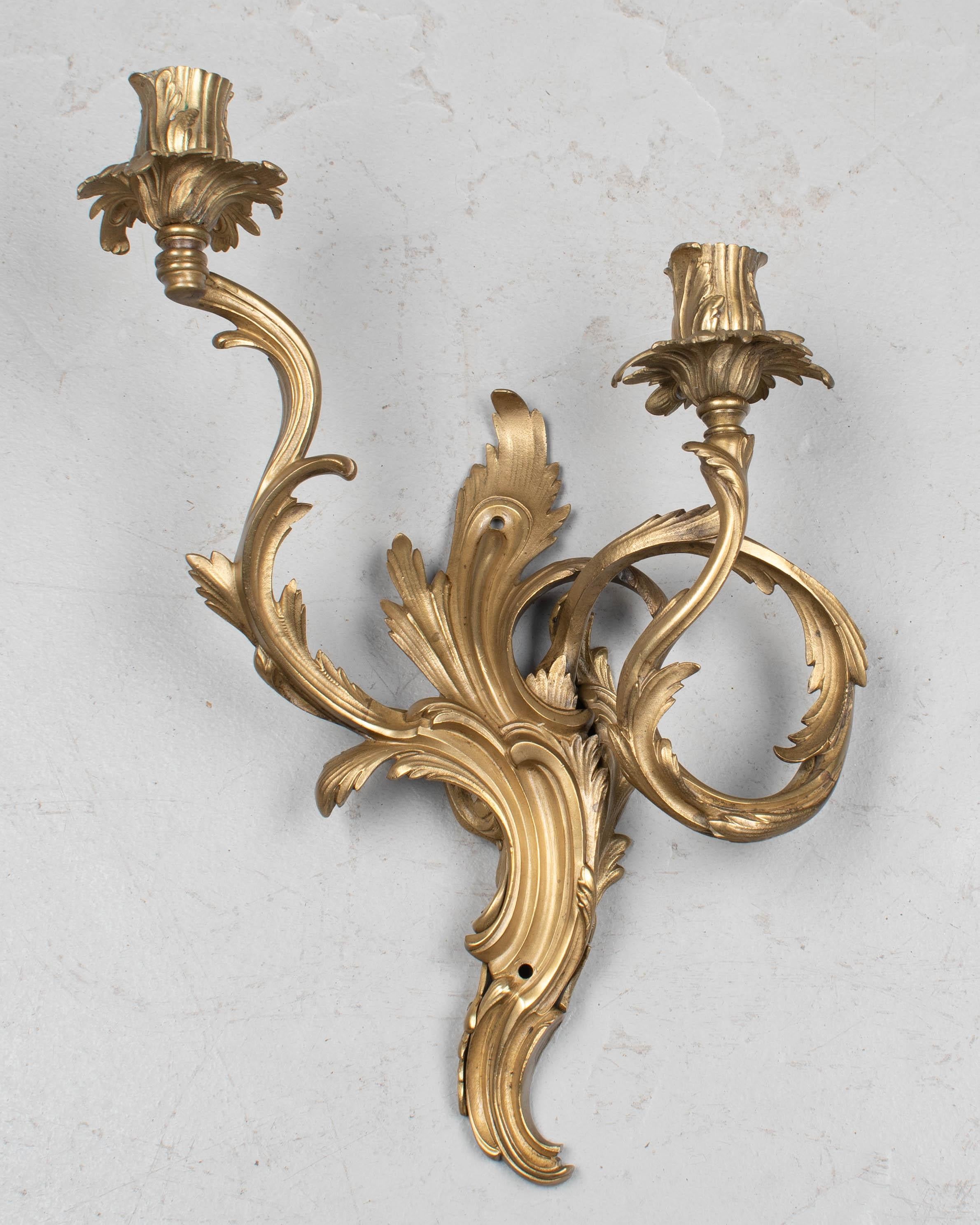 Coppia di candelabri francesi in bronzo in stile Luigi XV In condizioni buone in vendita a Winter Park, FL