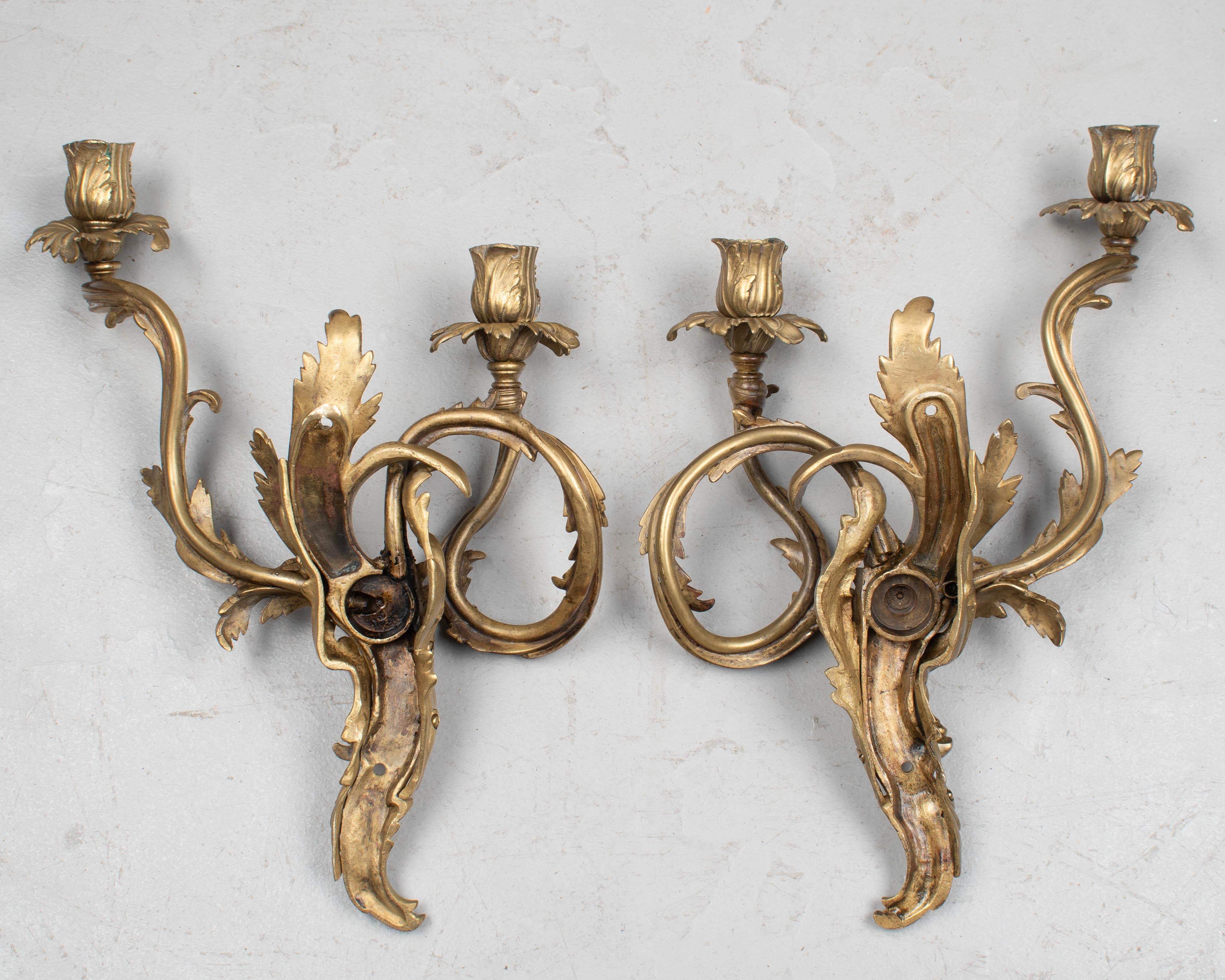 XX secolo Coppia di candelabri francesi in bronzo in stile Luigi XV in vendita