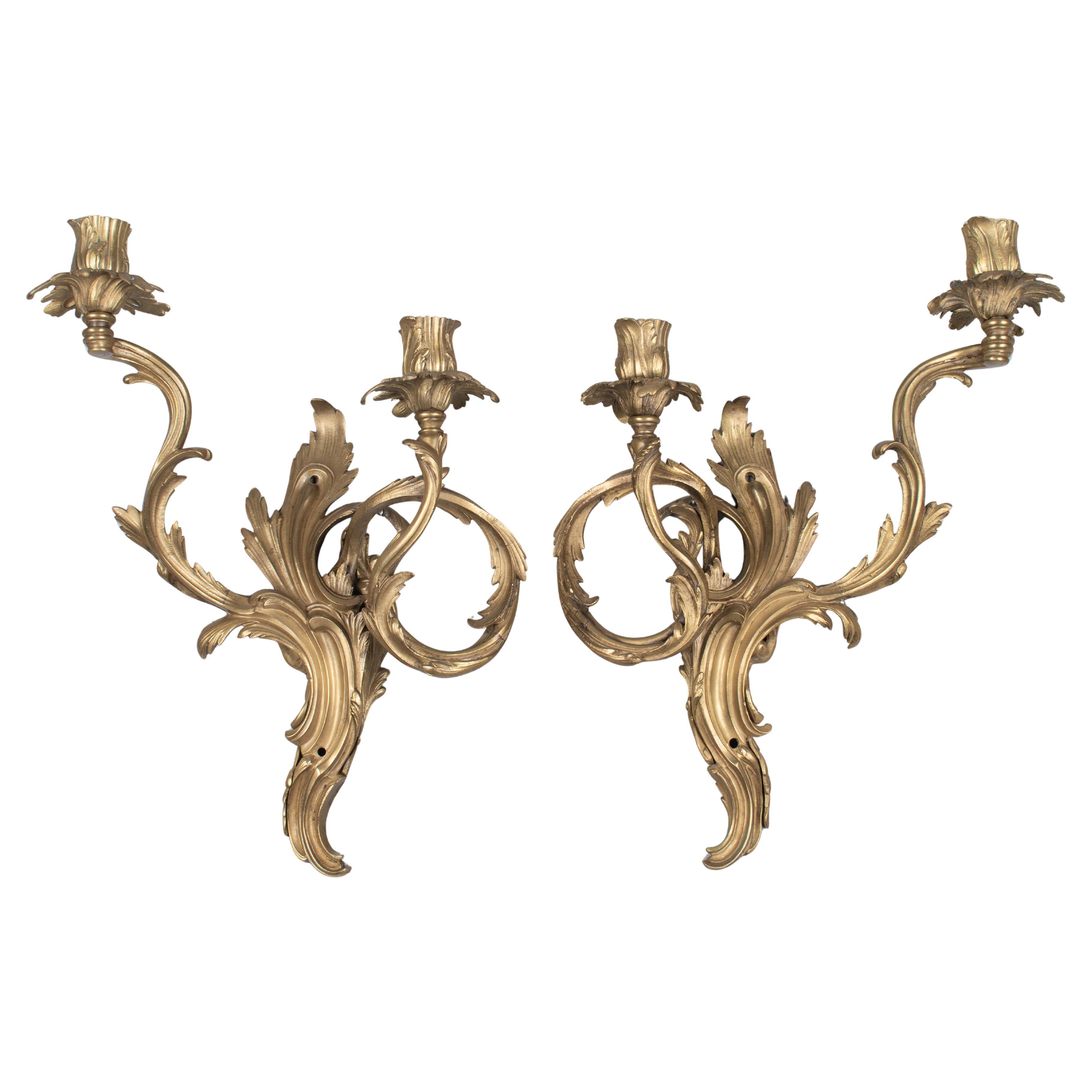 Coppia di candelabri francesi in bronzo in stile Luigi XV