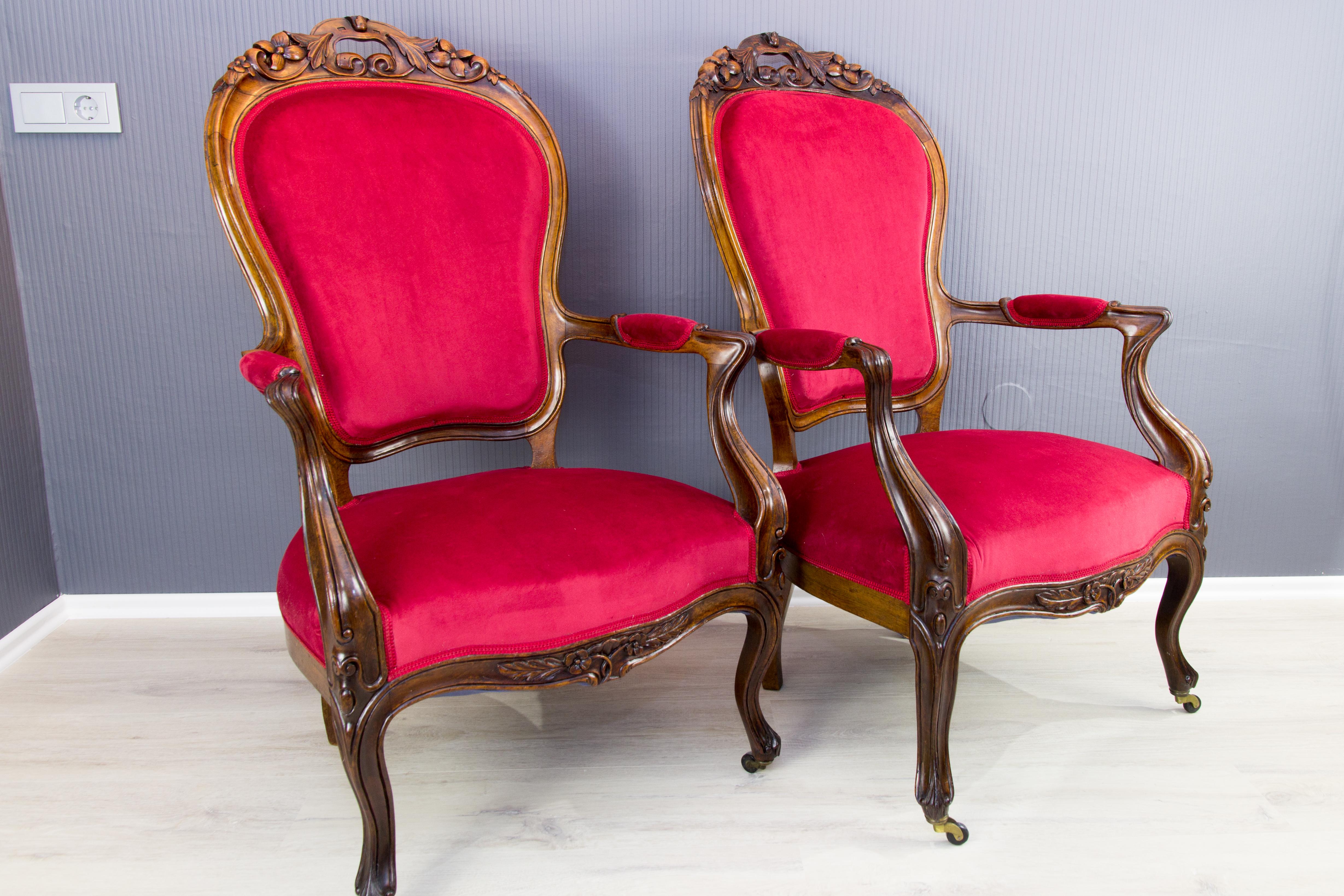 Pair of Louis XV Style French Fauteuil Walnut Armchairs In Good Condition In Barntrup, DE