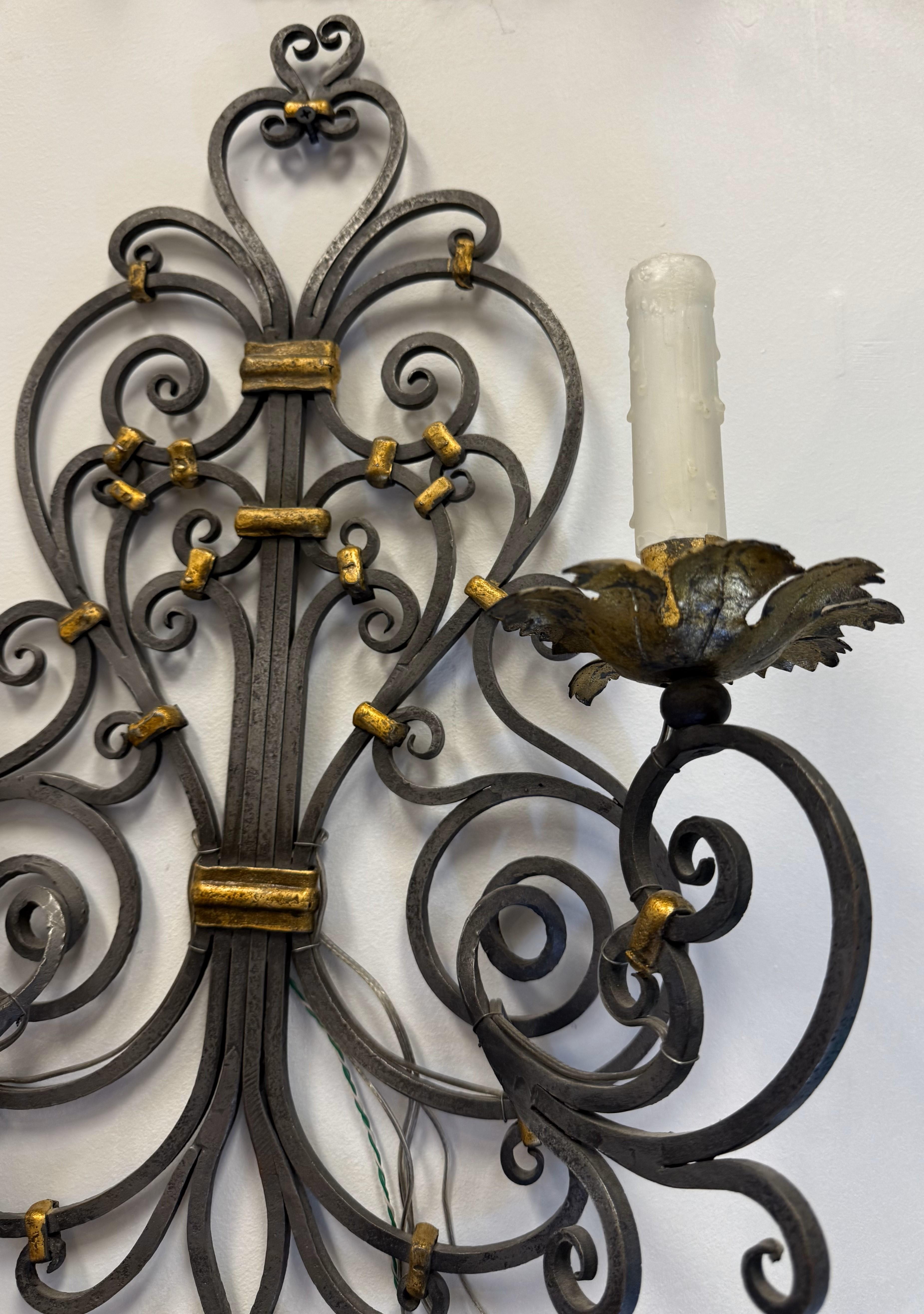 Provincial français Paire d'appliques murales en fer doré de style Louis XV et provincial français en vente