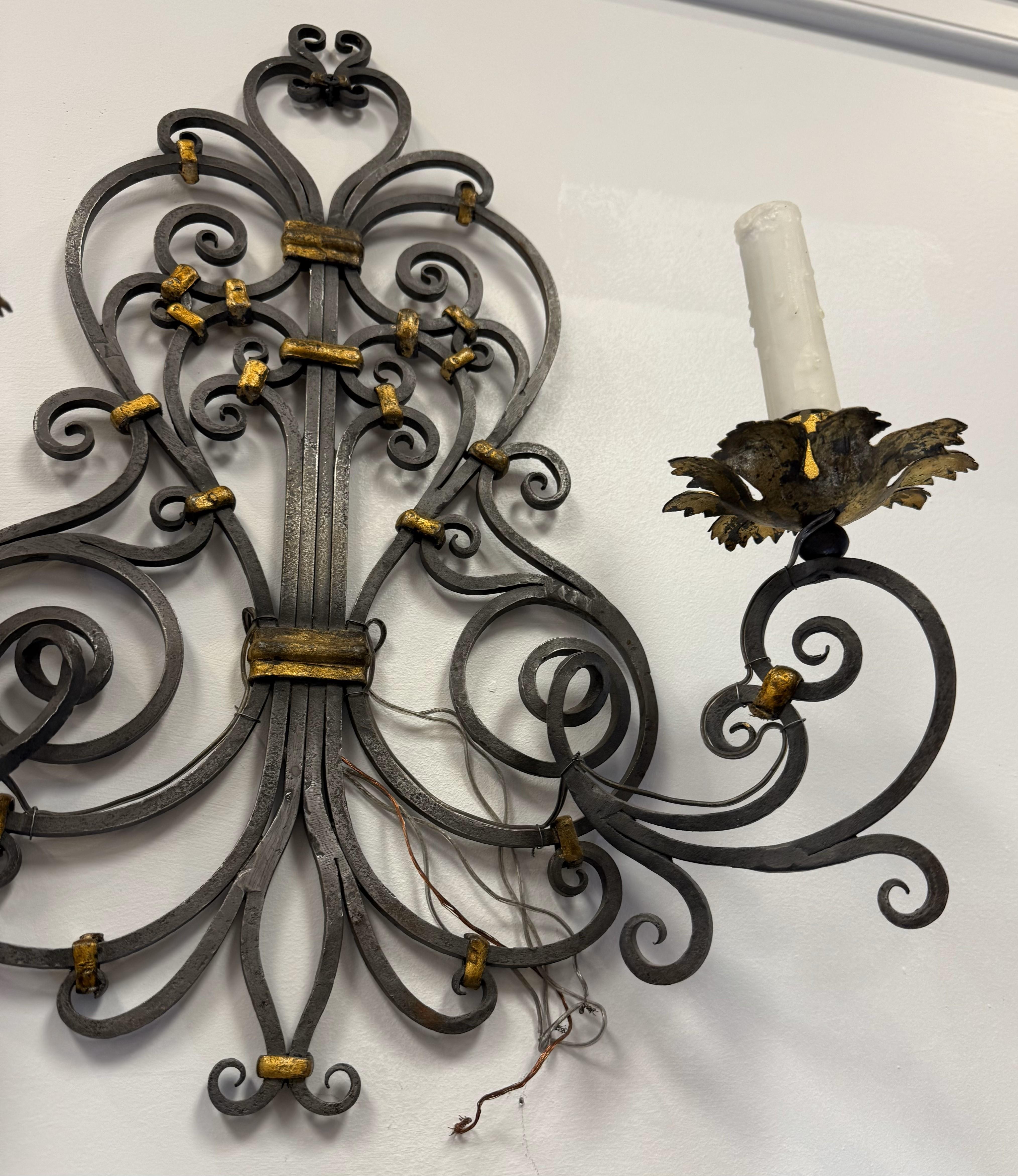 Français Paire d'appliques murales en fer doré de style Louis XV et provincial français en vente