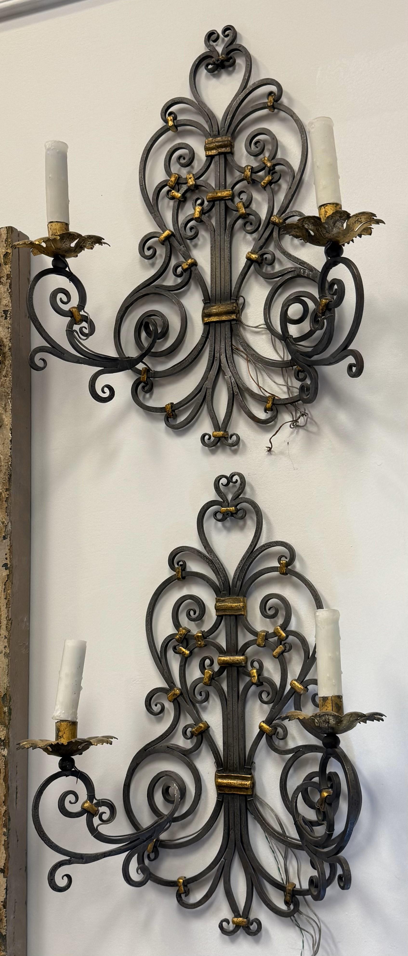 Paire d'appliques murales en fer doré de style Louis XV et provincial français Bon état - En vente à Middleburg, VA