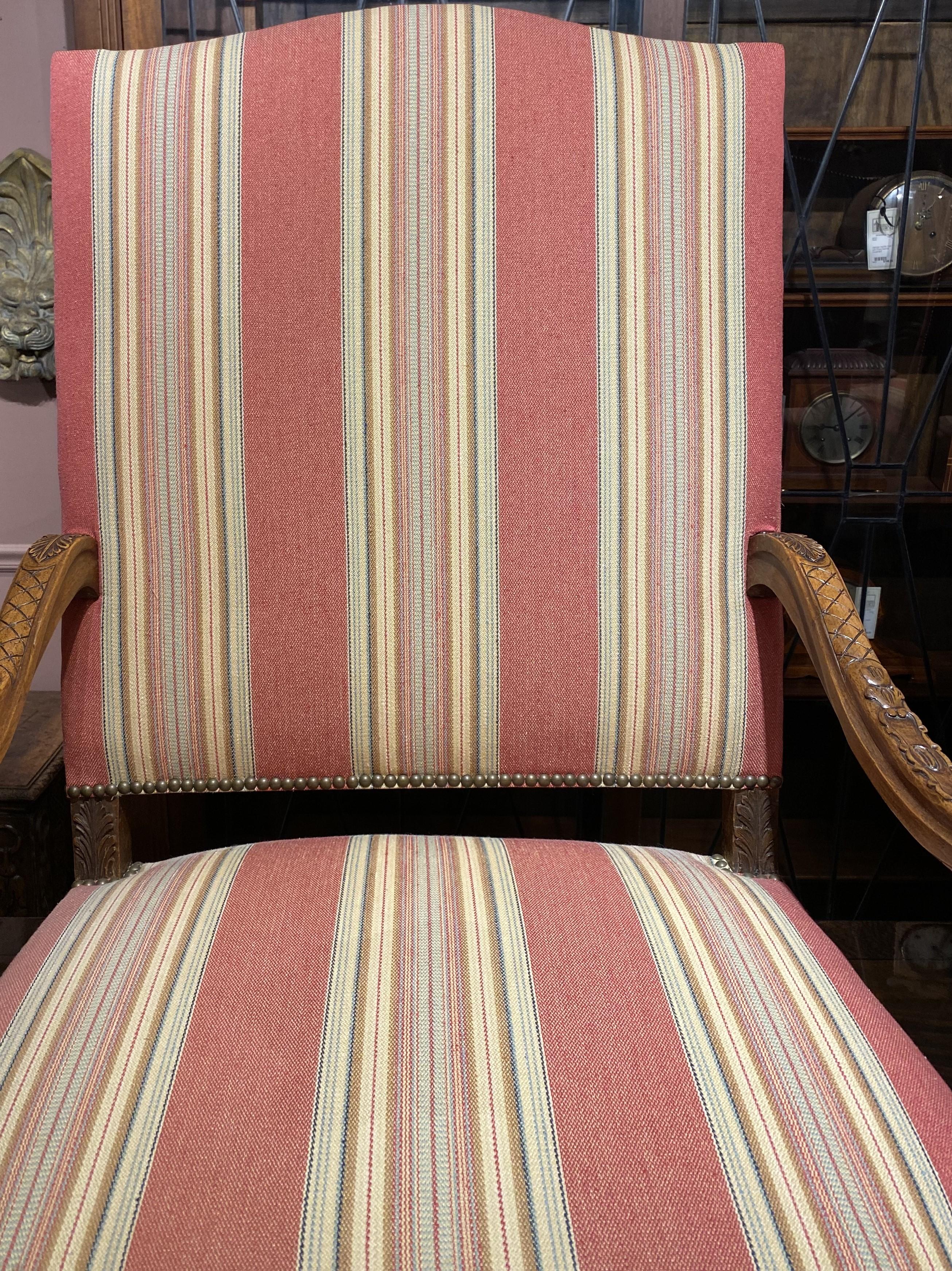 Francese Coppia di poltrone in stile Luigi XV con tessuto a righe di Brunschwig & Fils in vendita