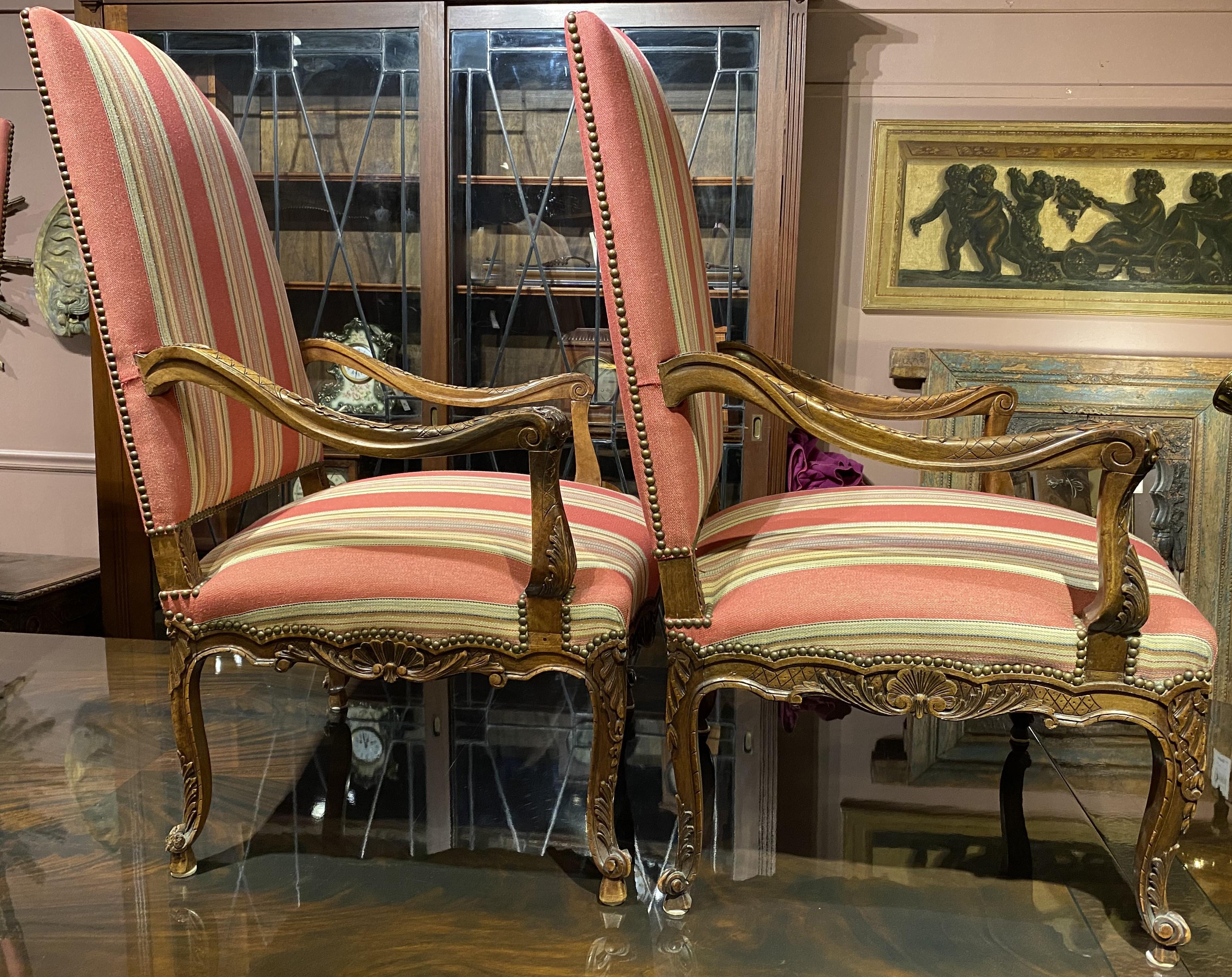 Francese Coppia di poltrone in stile Luigi XV con tessuto a righe di Brunschwig & Fils in vendita