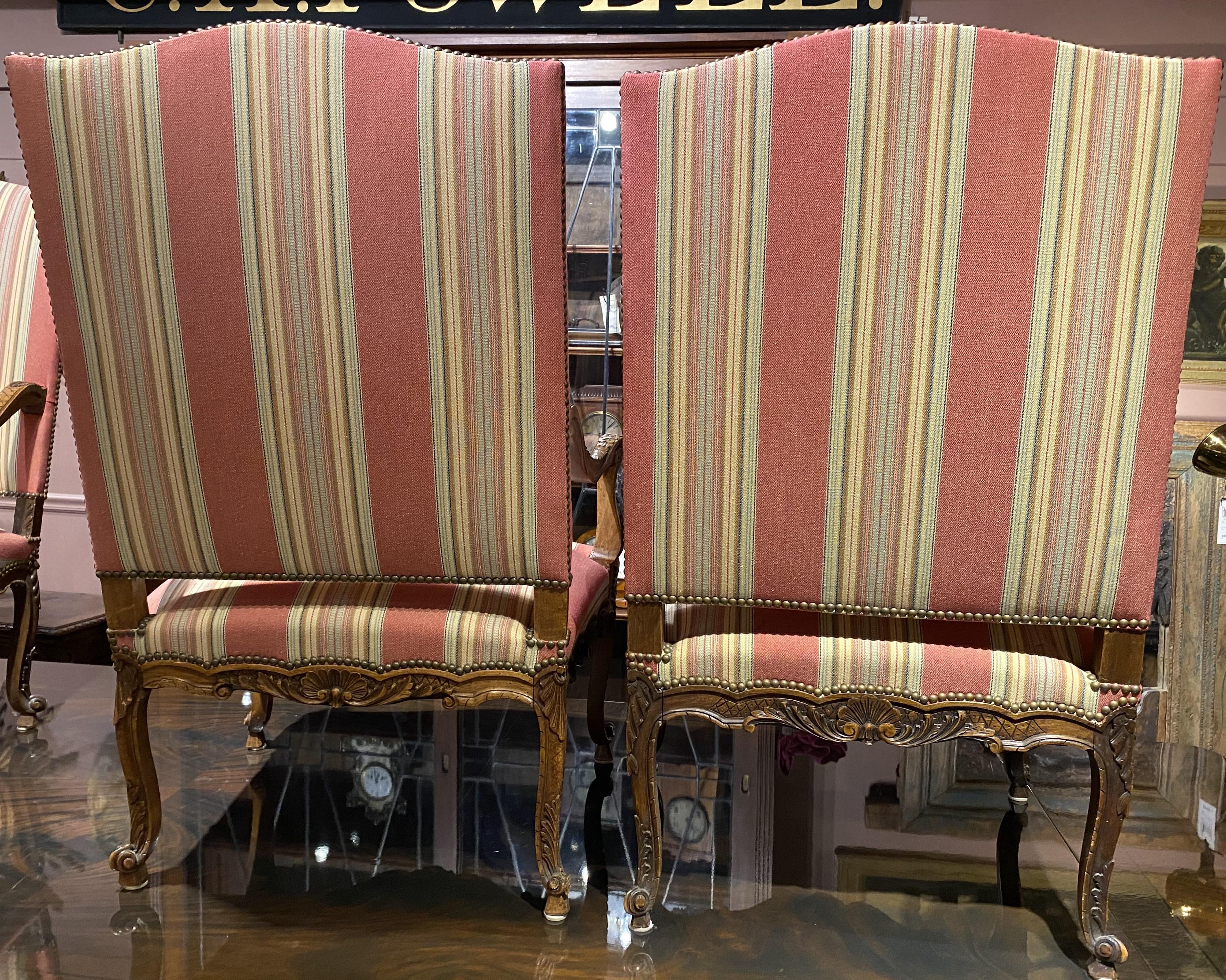 Intagliato a mano Coppia di poltrone in stile Luigi XV con tessuto a righe di Brunschwig & Fils in vendita