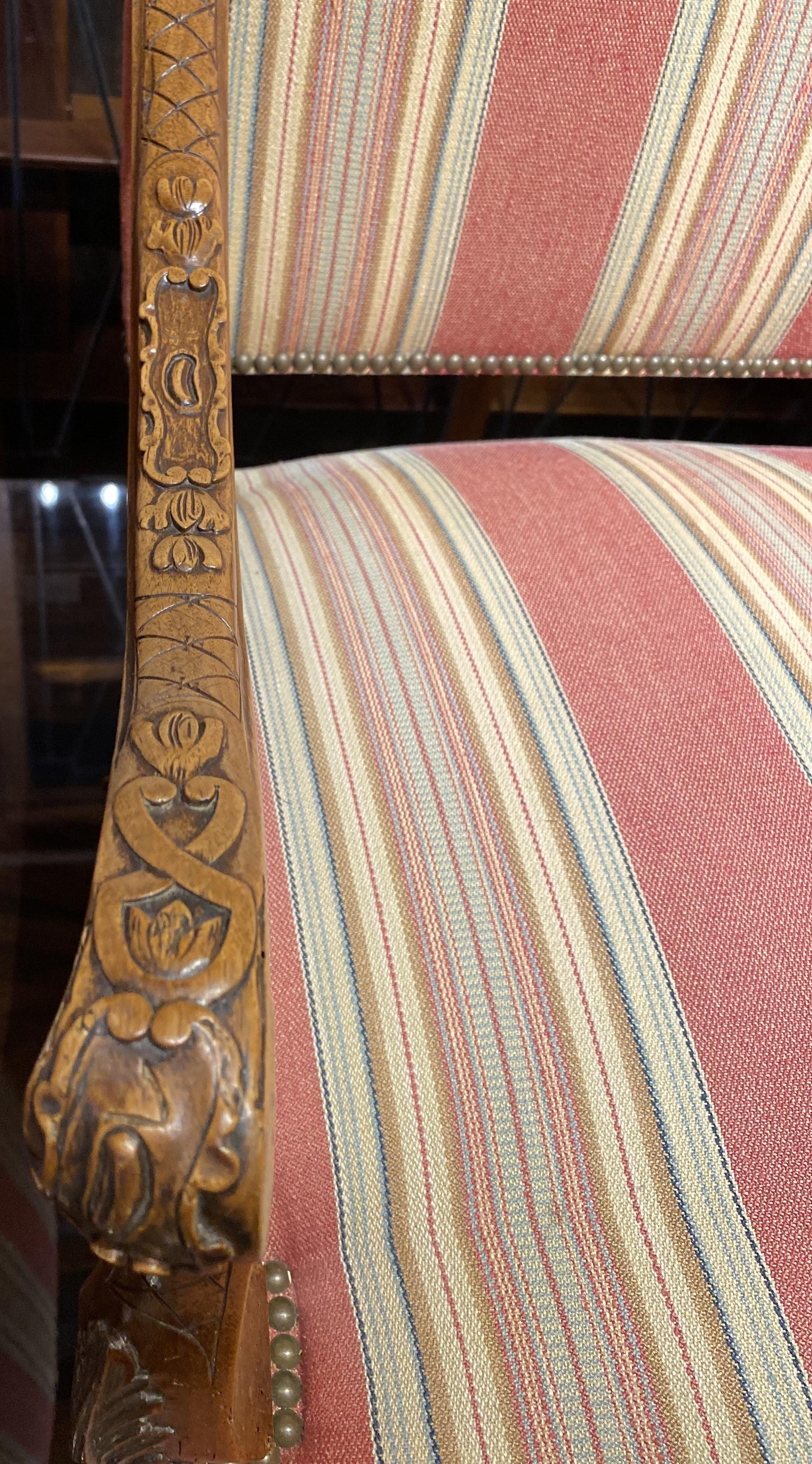 Coppia di poltrone in stile Luigi XV con tessuto a righe di Brunschwig & Fils In condizioni buone in vendita a Milford, NH