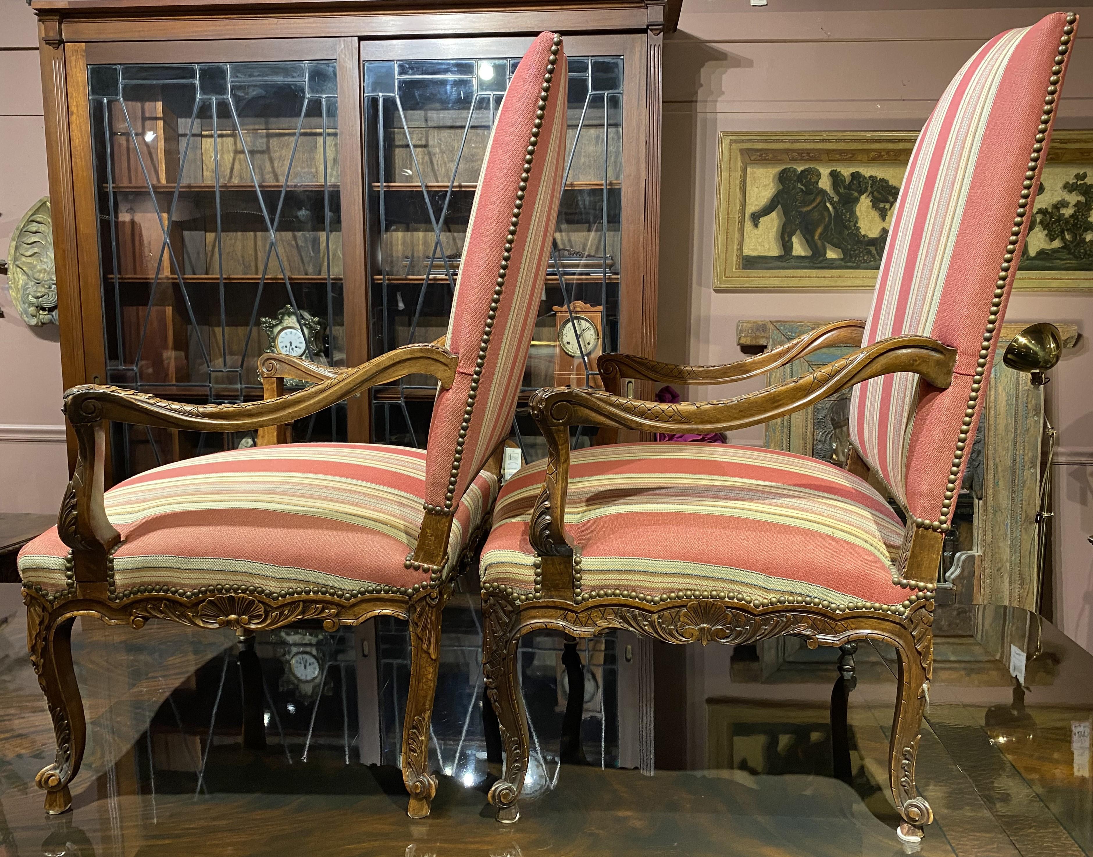 Coppia di poltrone in stile Luigi XV con tessuto a righe di Brunschwig & Fils In condizioni buone in vendita a Milford, NH