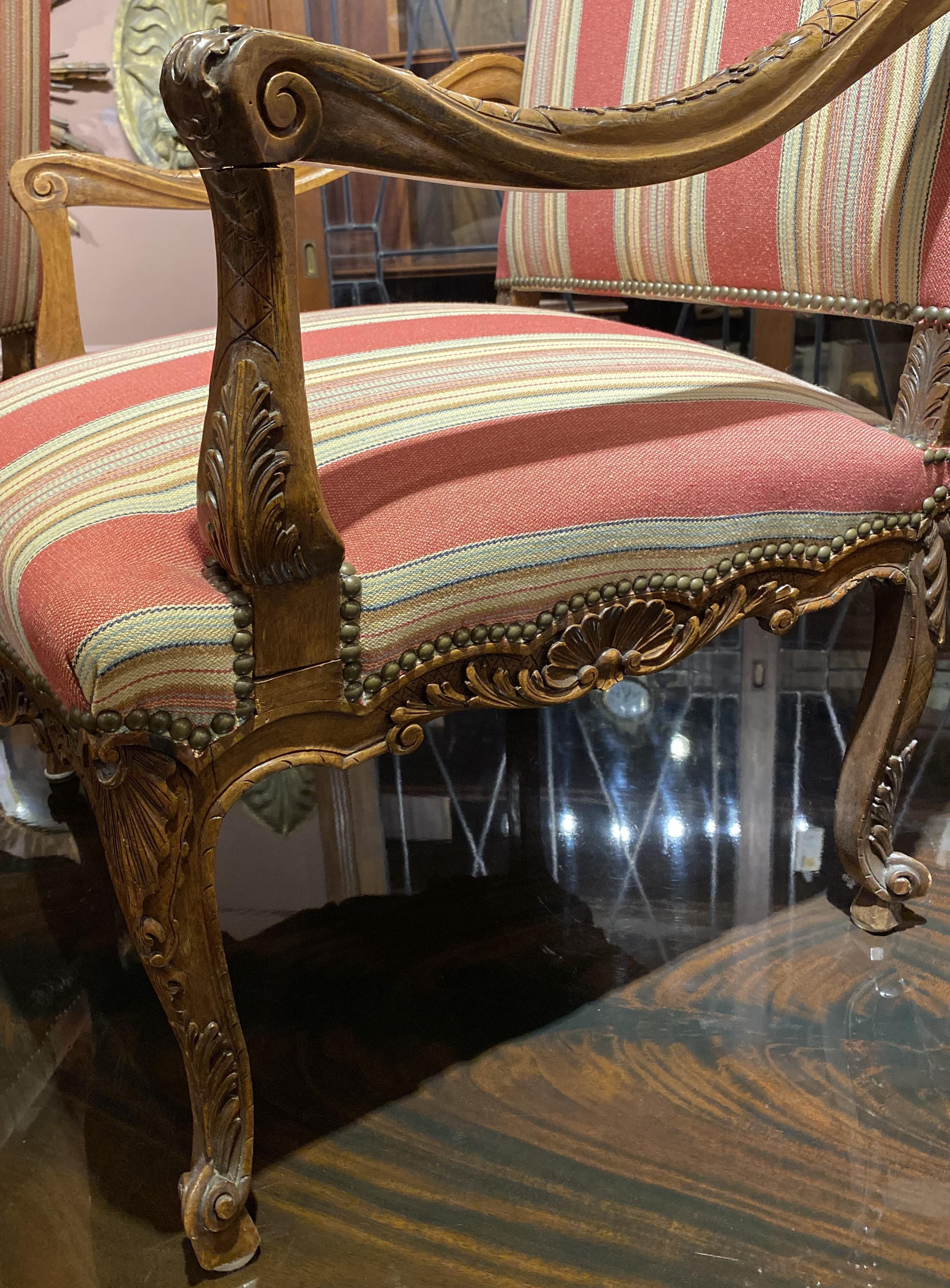 XX secolo Coppia di poltrone in stile Luigi XV con tessuto a righe di Brunschwig & Fils in vendita