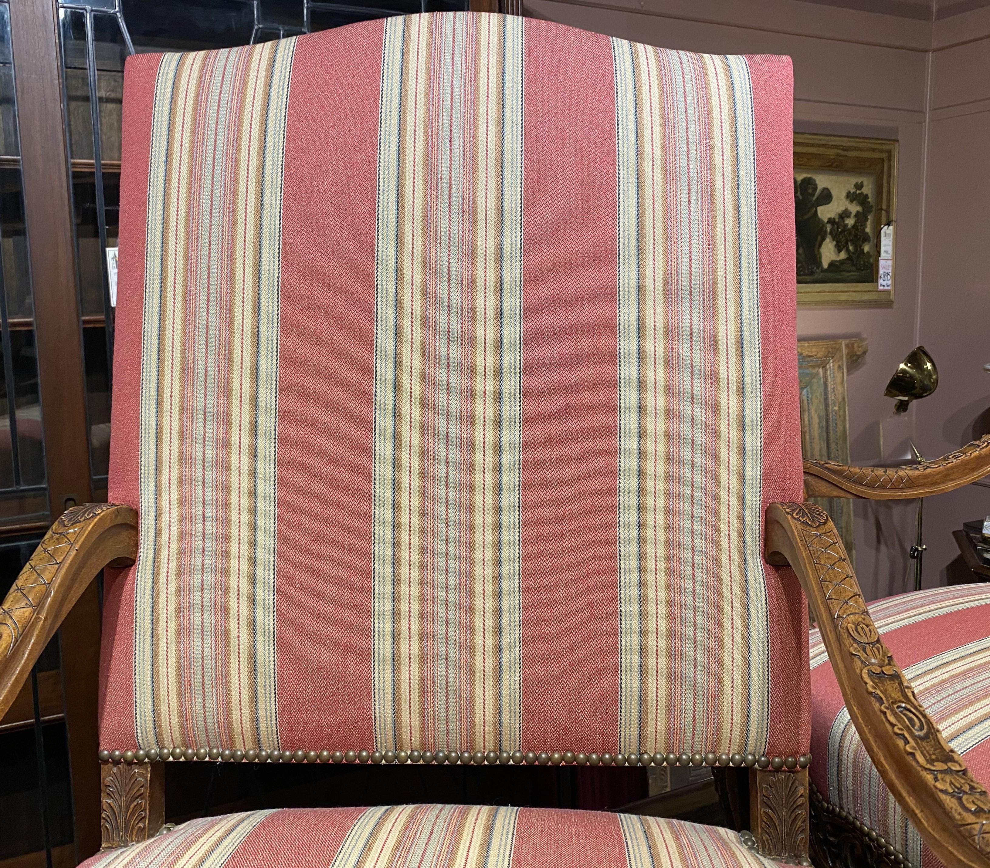 XX secolo Coppia di poltrone in stile Luigi XV con tessuto a righe di Brunschwig & Fils in vendita