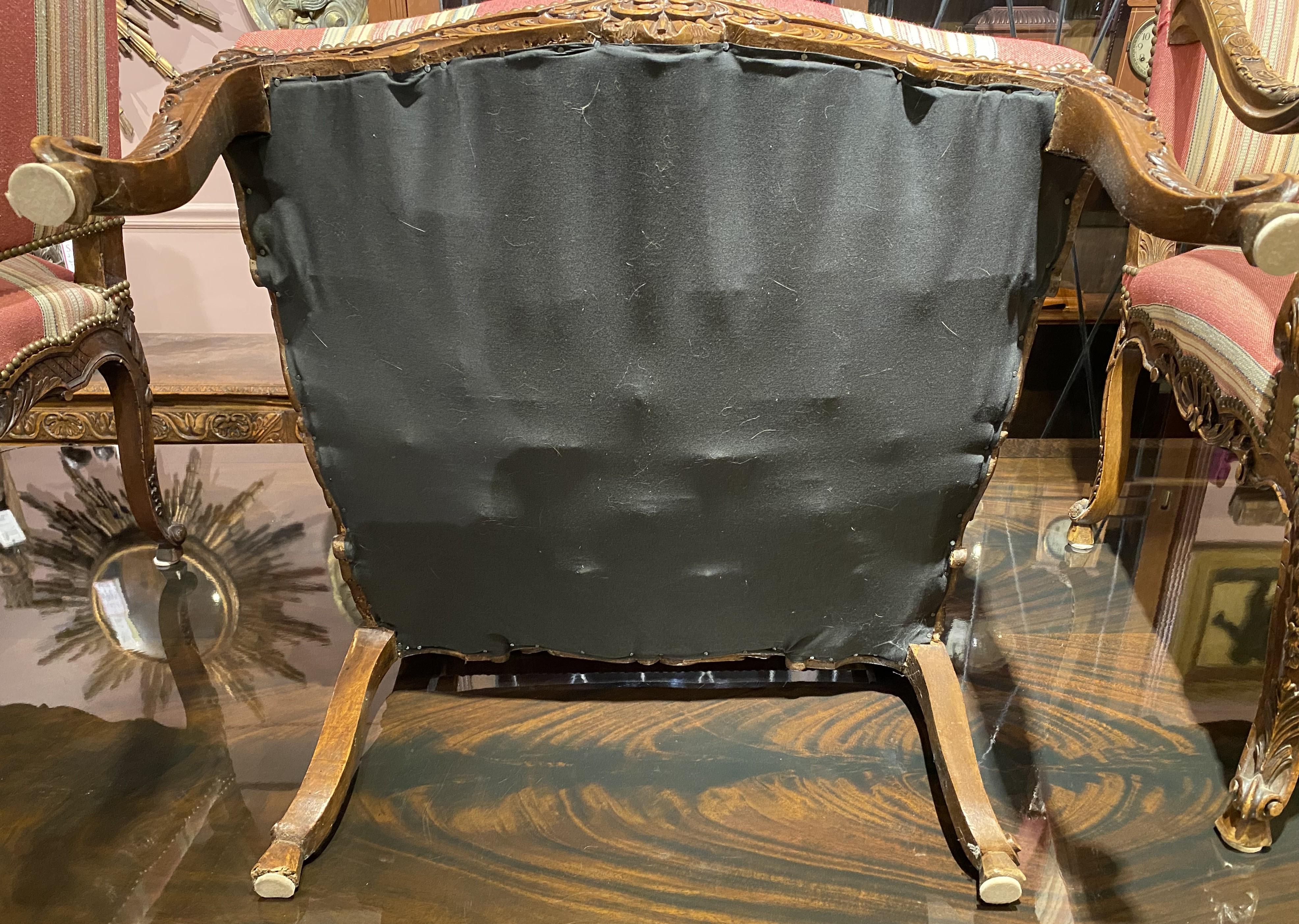 Tappezzeria Coppia di poltrone in stile Luigi XV con tessuto a righe di Brunschwig & Fils in vendita