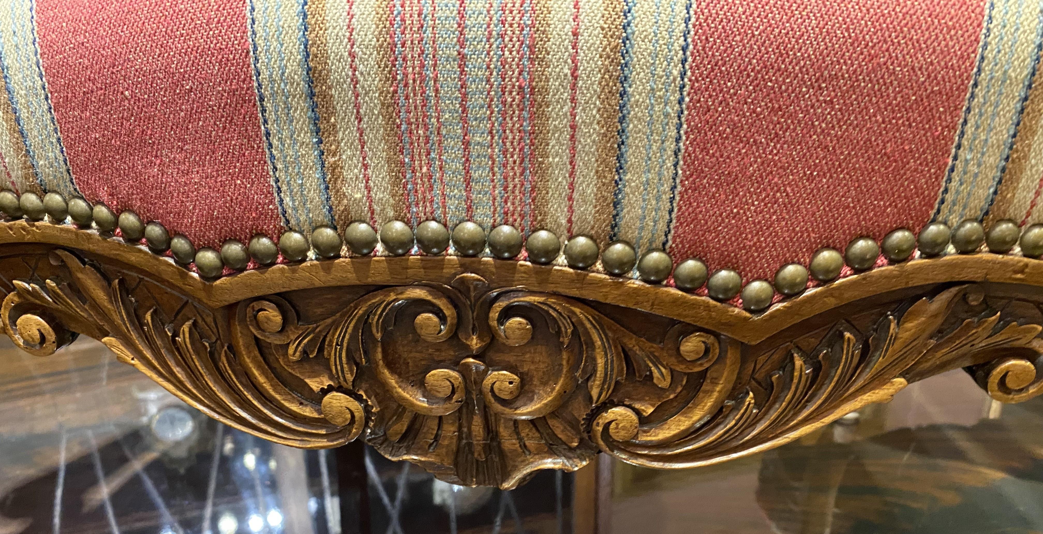 Tappezzeria Coppia di poltrone in stile Luigi XV con tessuto a righe di Brunschwig & Fils in vendita