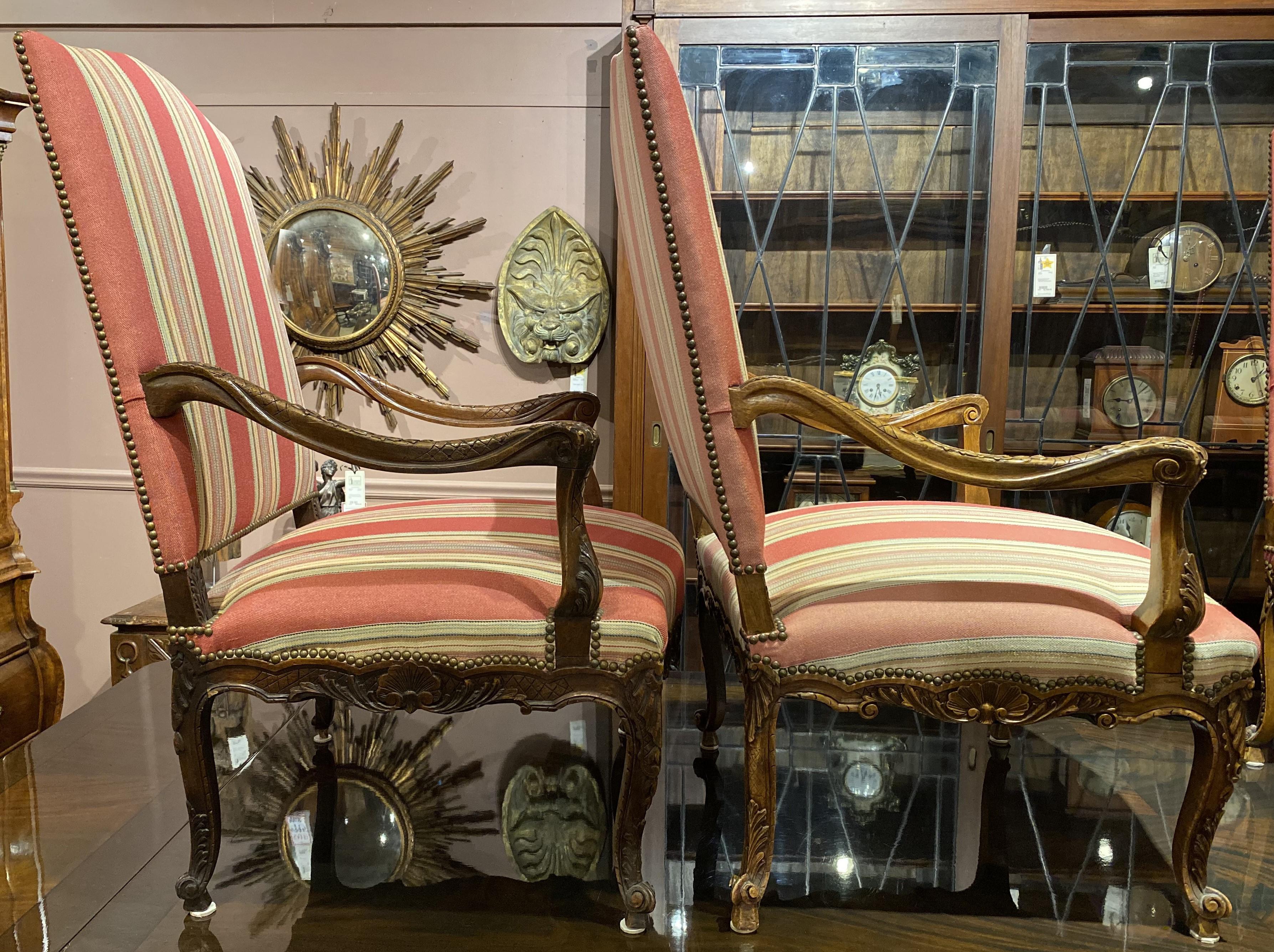 Coppia di poltrone in stile Luigi XV con tessuto a righe di Brunschwig & Fils in vendita 1