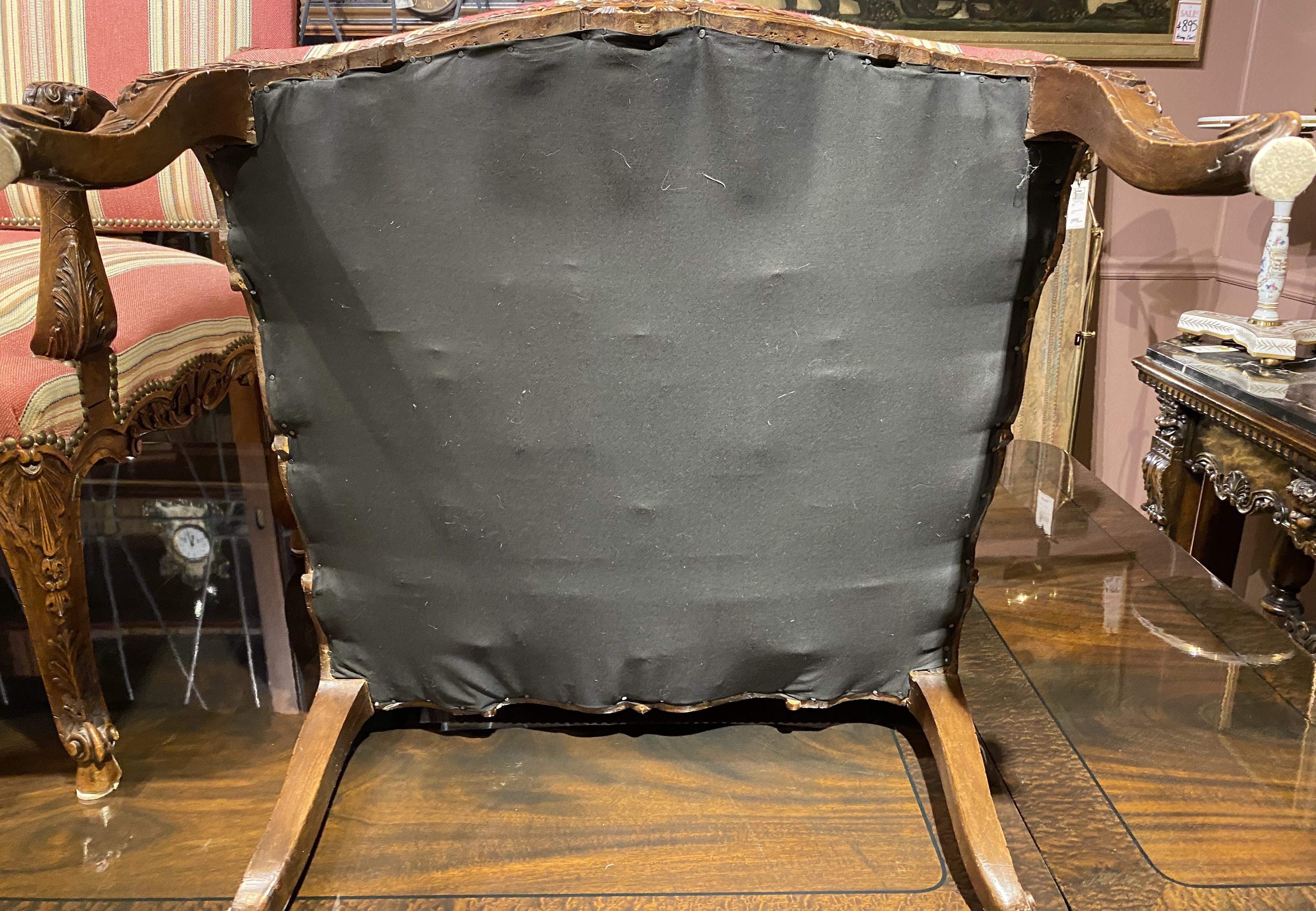Coppia di poltrone in stile Luigi XV con tessuto a righe di Brunschwig & Fils in vendita 1