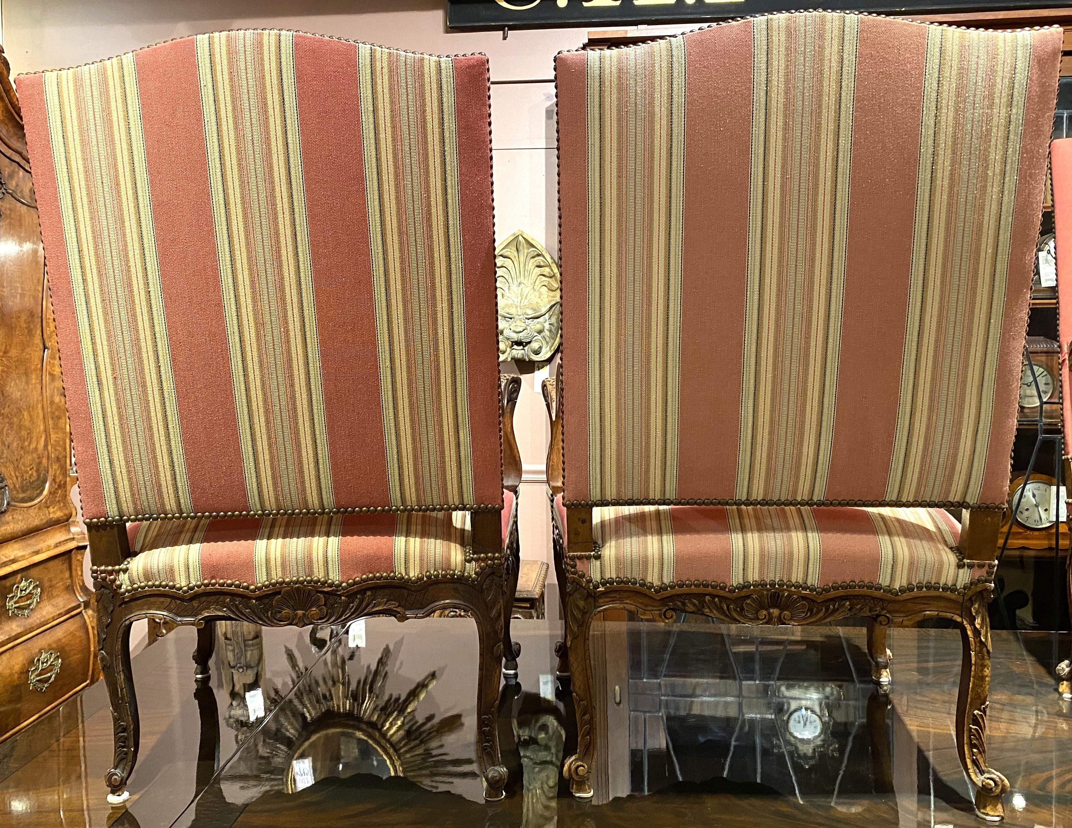 Coppia di poltrone in stile Luigi XV con tessuto a righe di Brunschwig & Fils in vendita 2