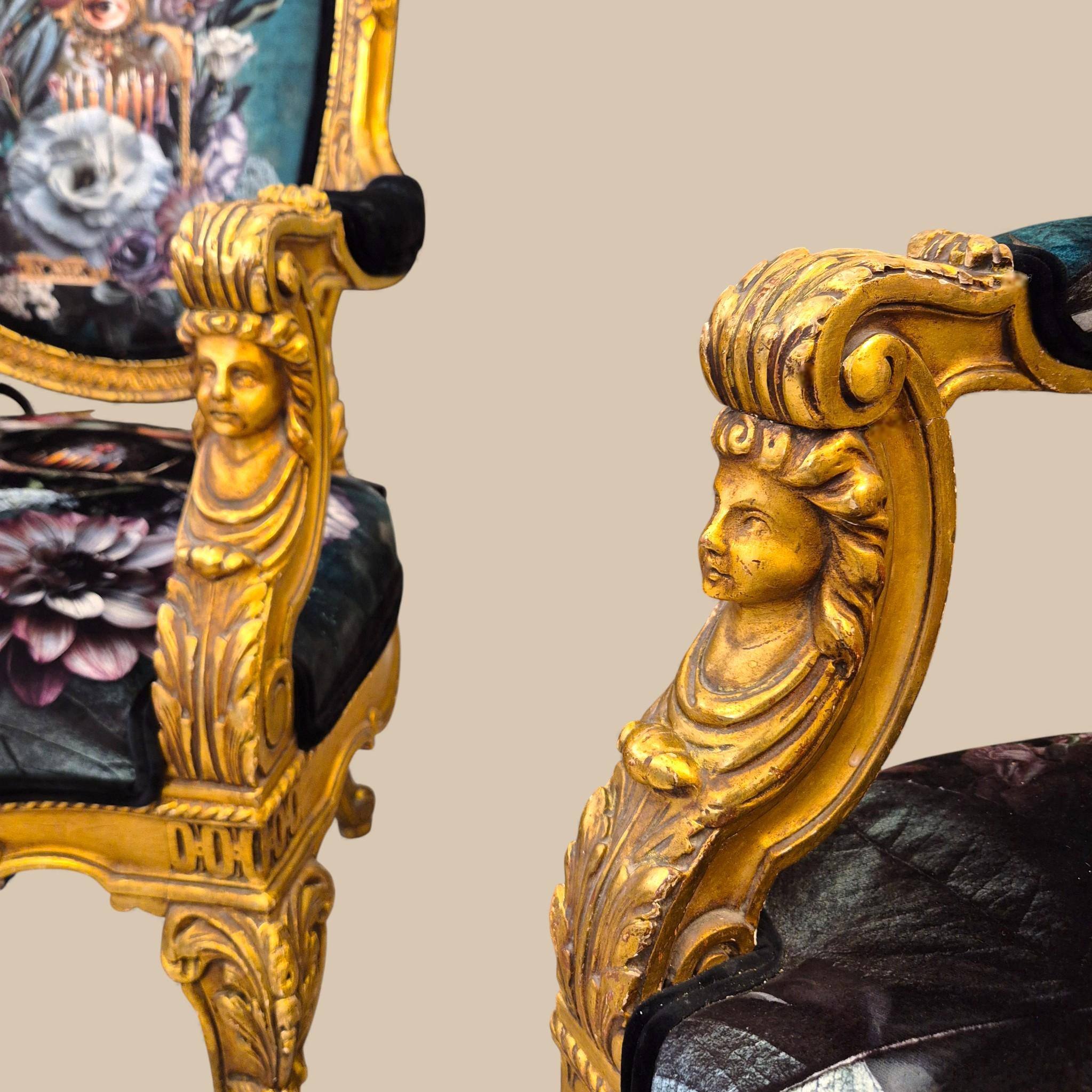 Paire de fauteuils de style Louis XV en vermeil avec tapisserie à iconographie gothique baroque en vente 3
