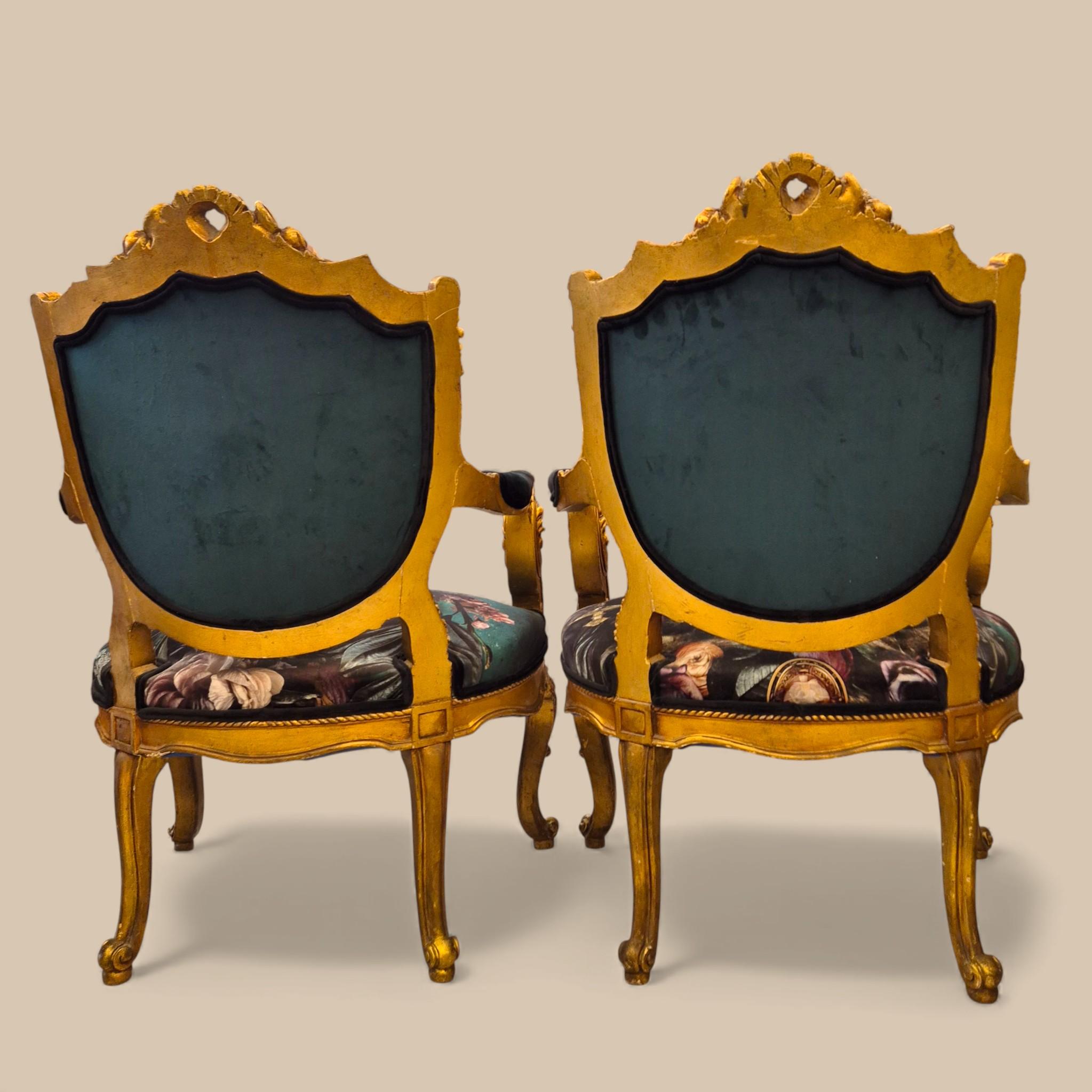 Paire de fauteuils de style Louis XV en vermeil avec tapisserie à iconographie gothique baroque en vente 5