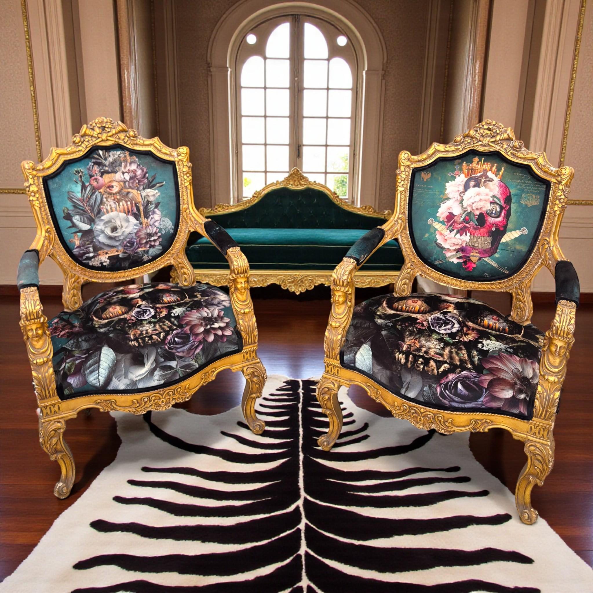 Cette paire exceptionnelle et entièrement unique de fauteuils sculptés et dorés de style baroque du XIXe siècle a été magistralement réinterprétée par le designer australien Wesley Smith, offrant une fusion saisissante entre artisanat historique et