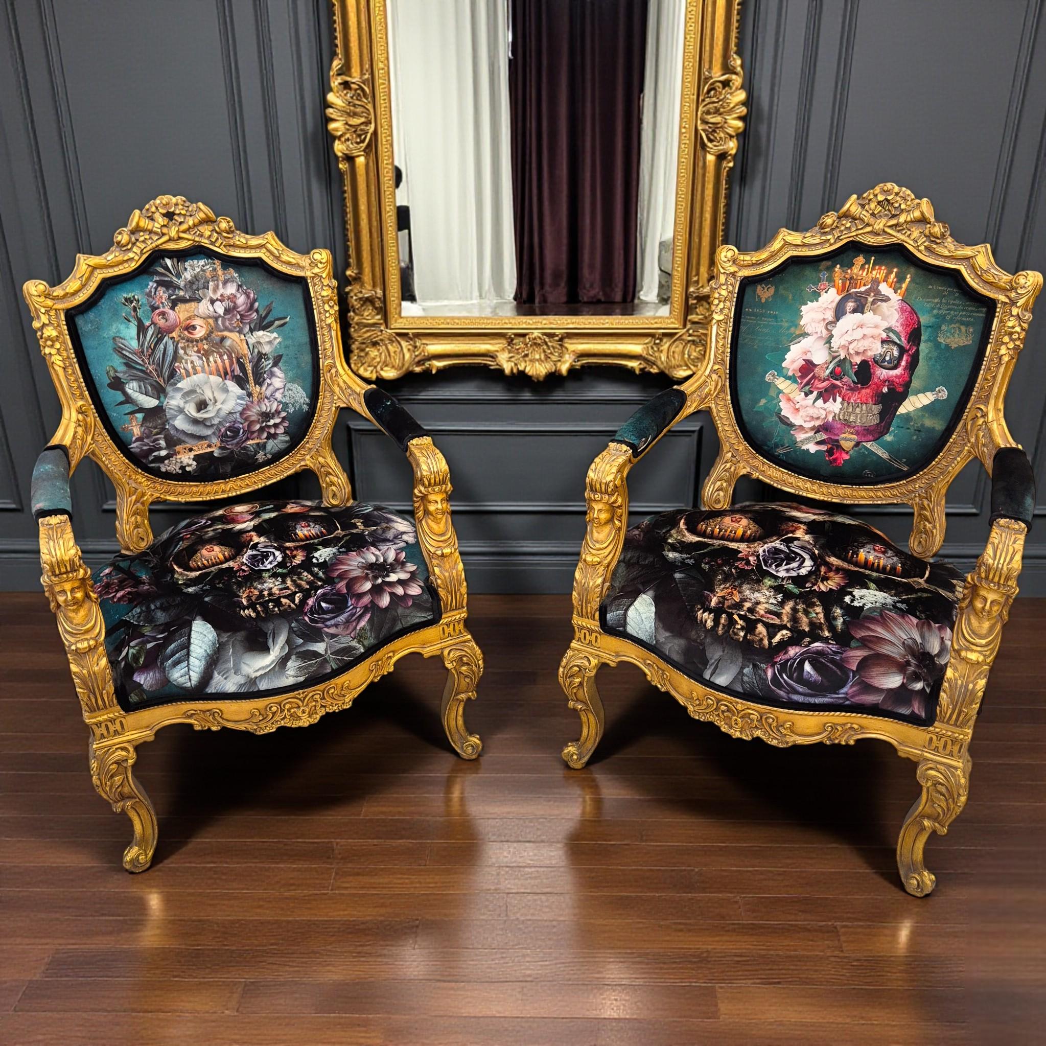 Français Paire de fauteuils de style Louis XV en vermeil avec tapisserie à iconographie gothique baroque en vente