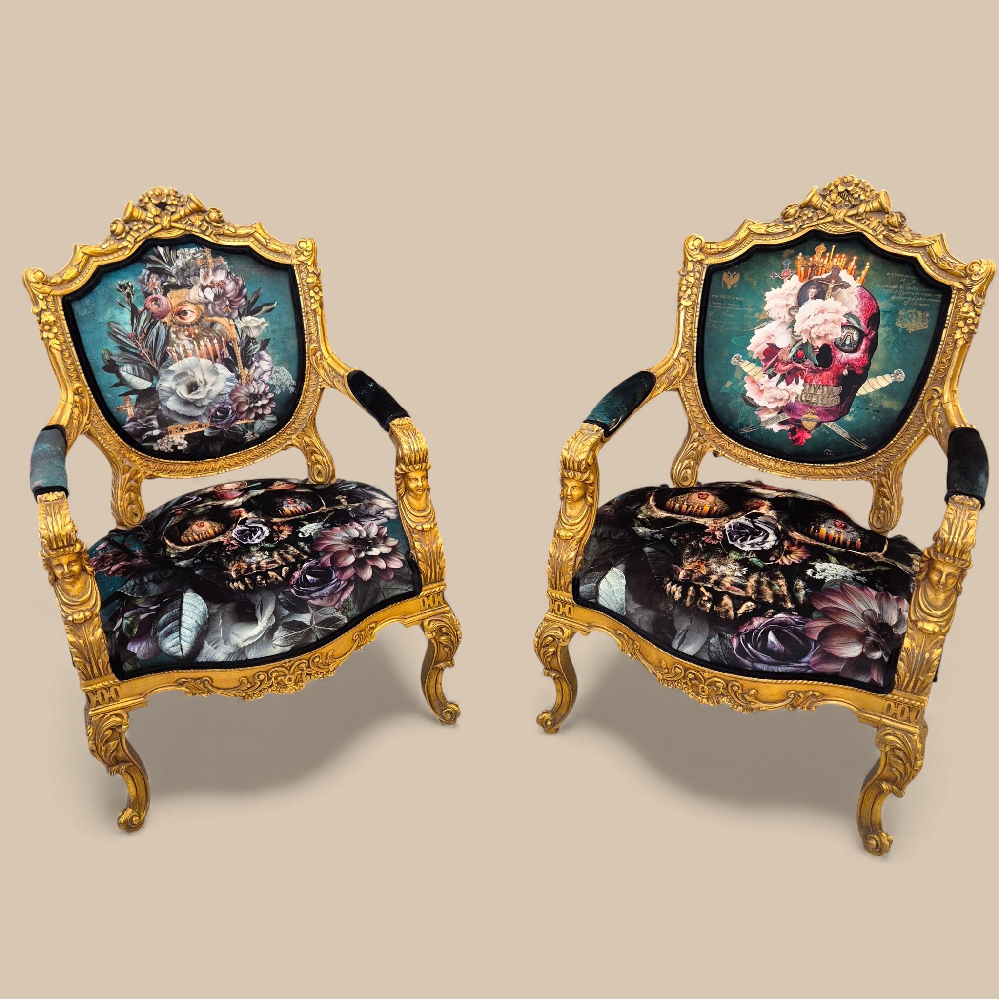 XIXe siècle Paire de fauteuils de style Louis XV en vermeil avec tapisserie à iconographie gothique baroque en vente